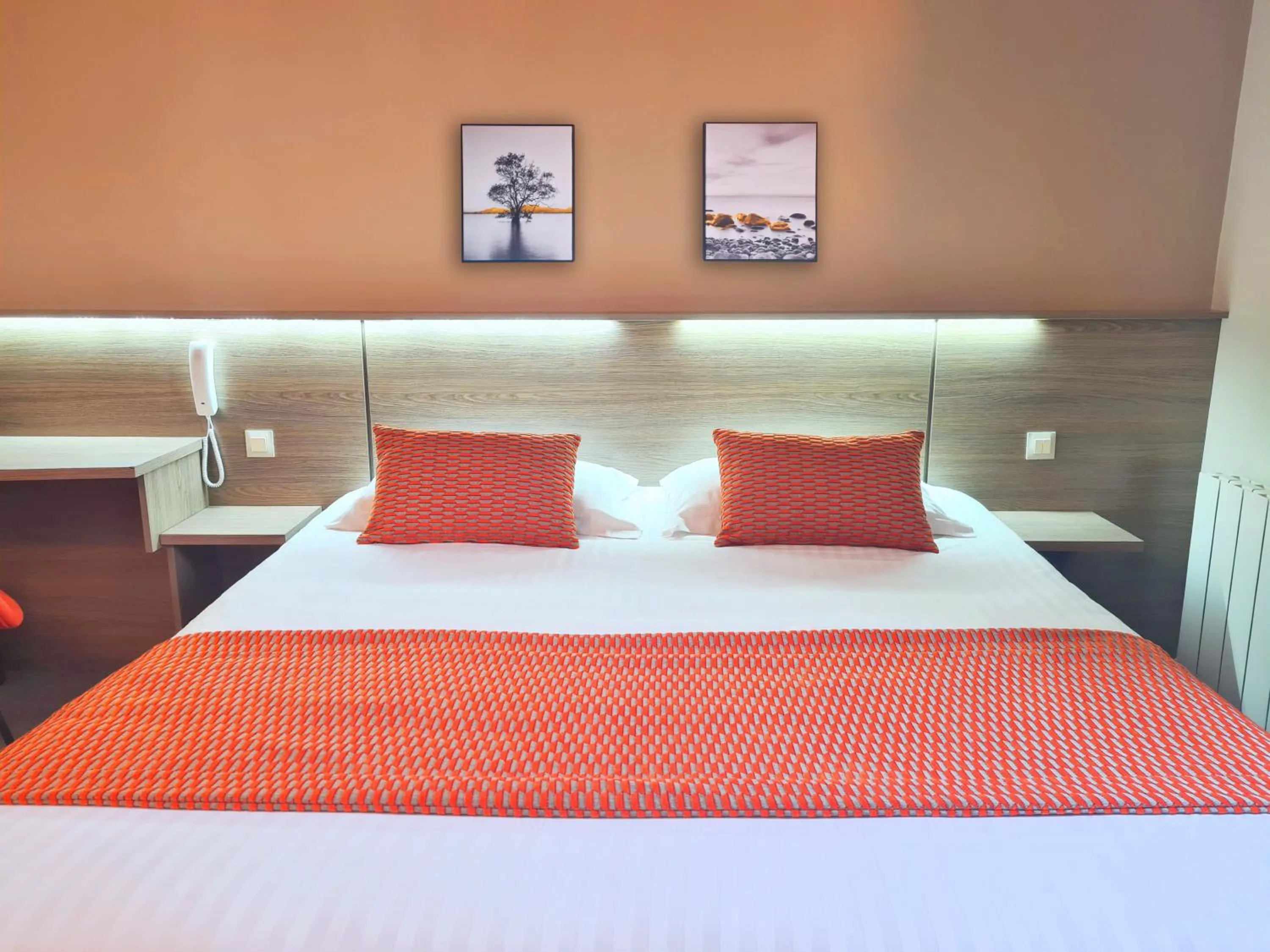 Photo of the whole room, Bed in Brit Hotel Piscine & Spa - Fougères