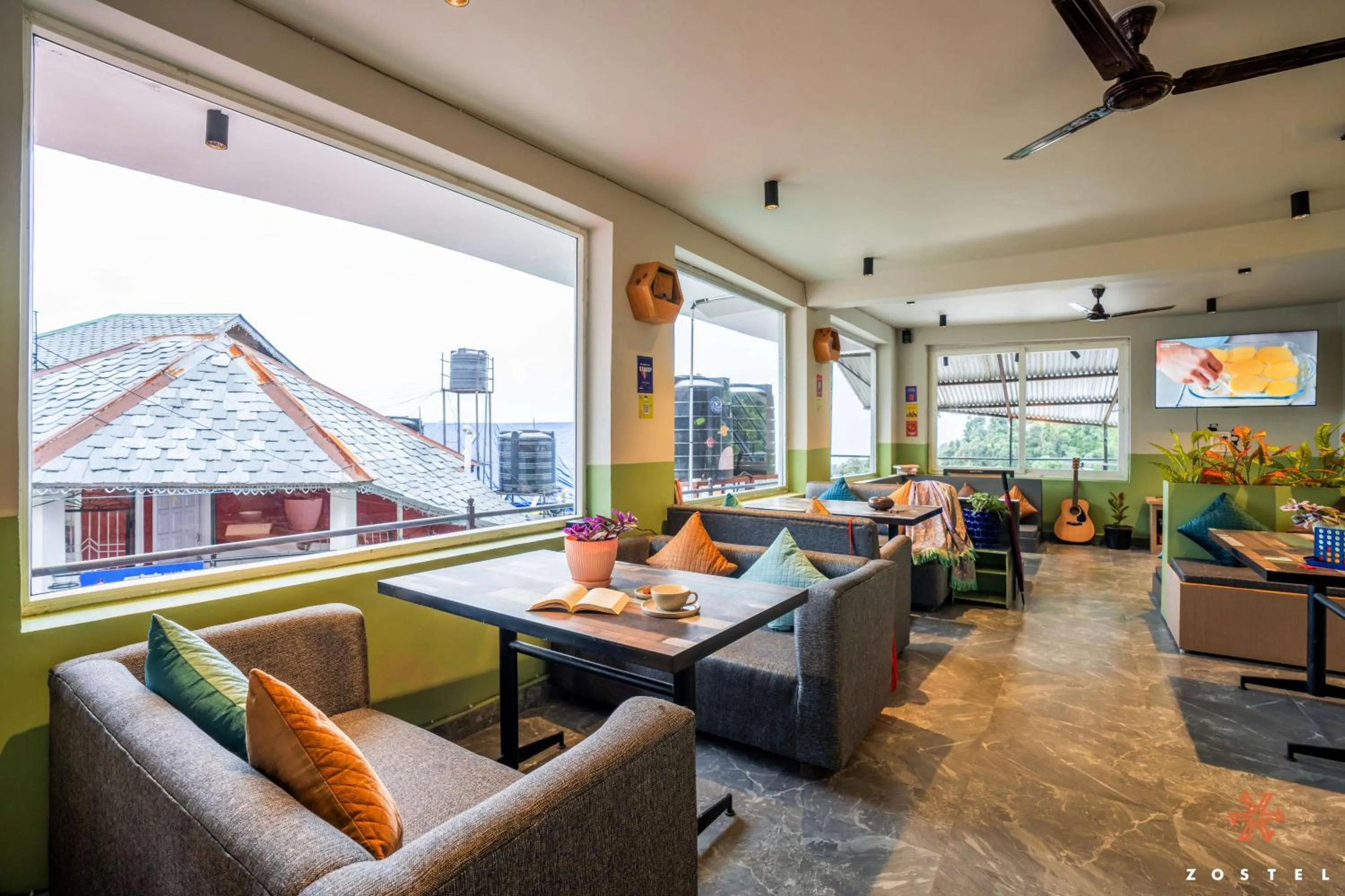 Living room in Zostel Dharamkot