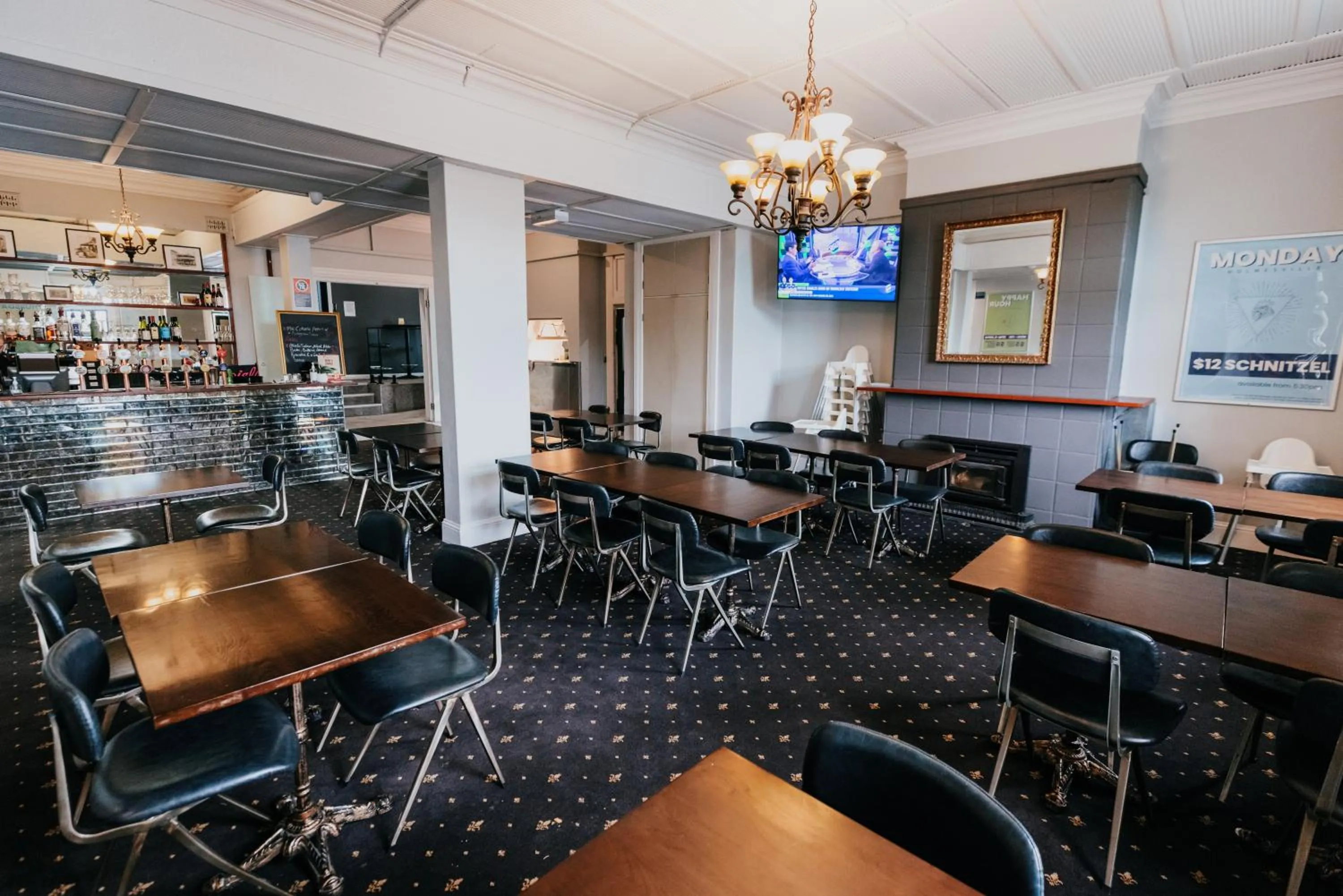 Lounge or bar in Holmesville Hotel