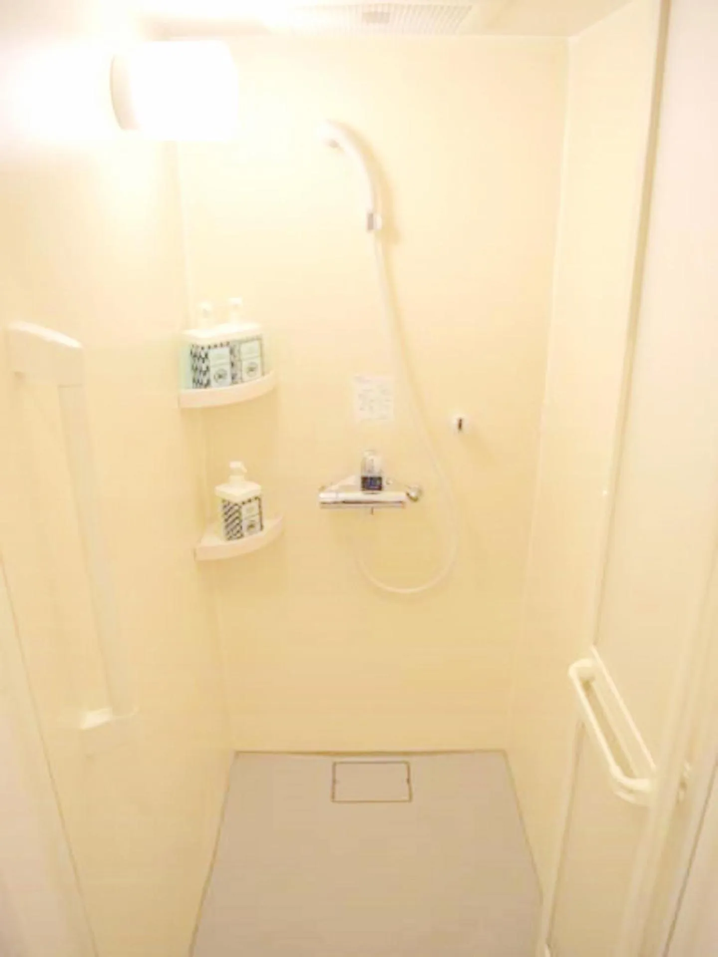 Shower in Hiroshima Hostel EN