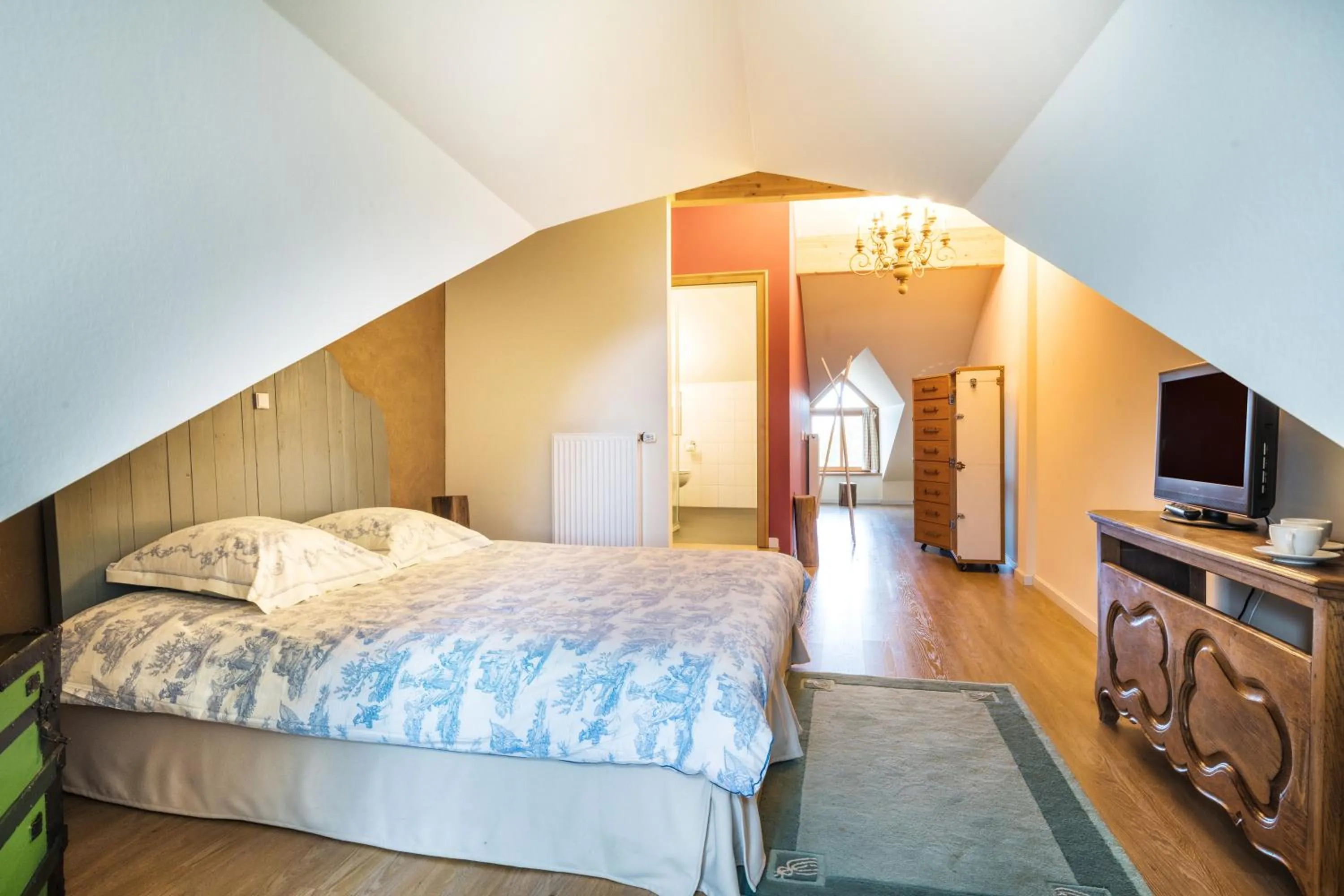 Photo of the whole room, Bed in Auberge Du Relais Postal