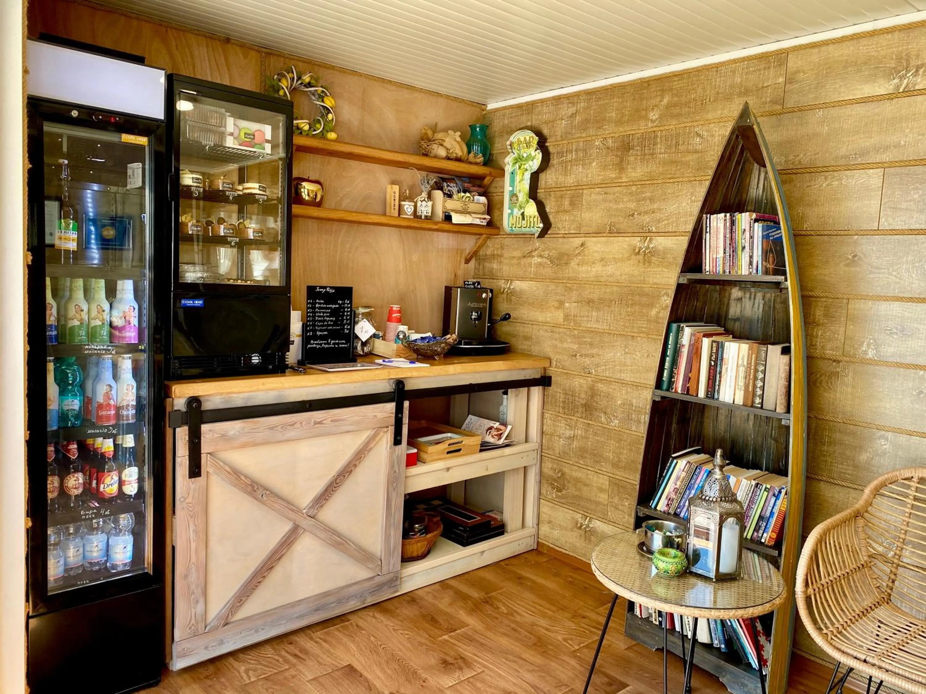 Library in Casa de oro Alma