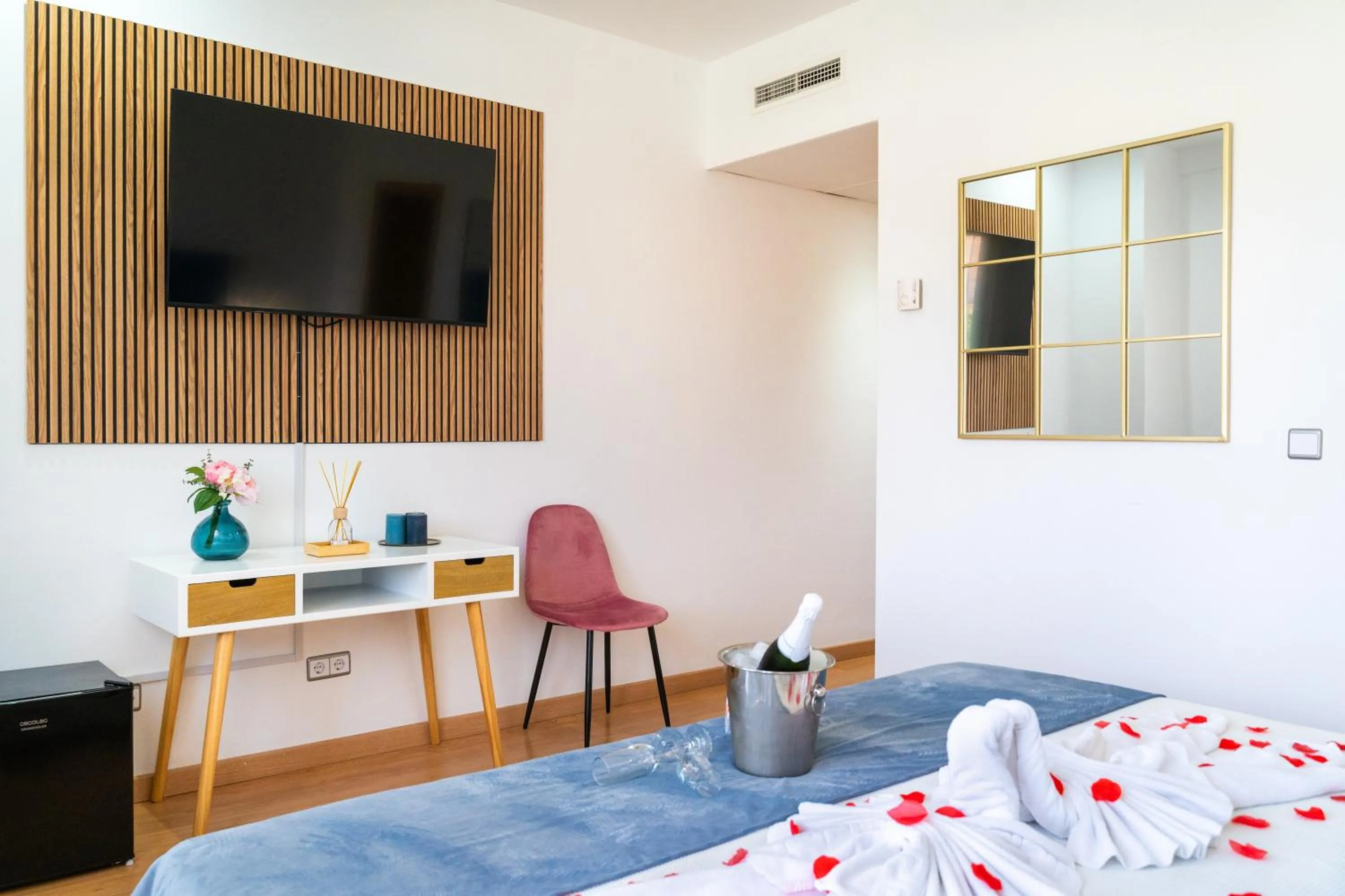 Bedroom, Bed in Hotel Puerta de Cazorla
