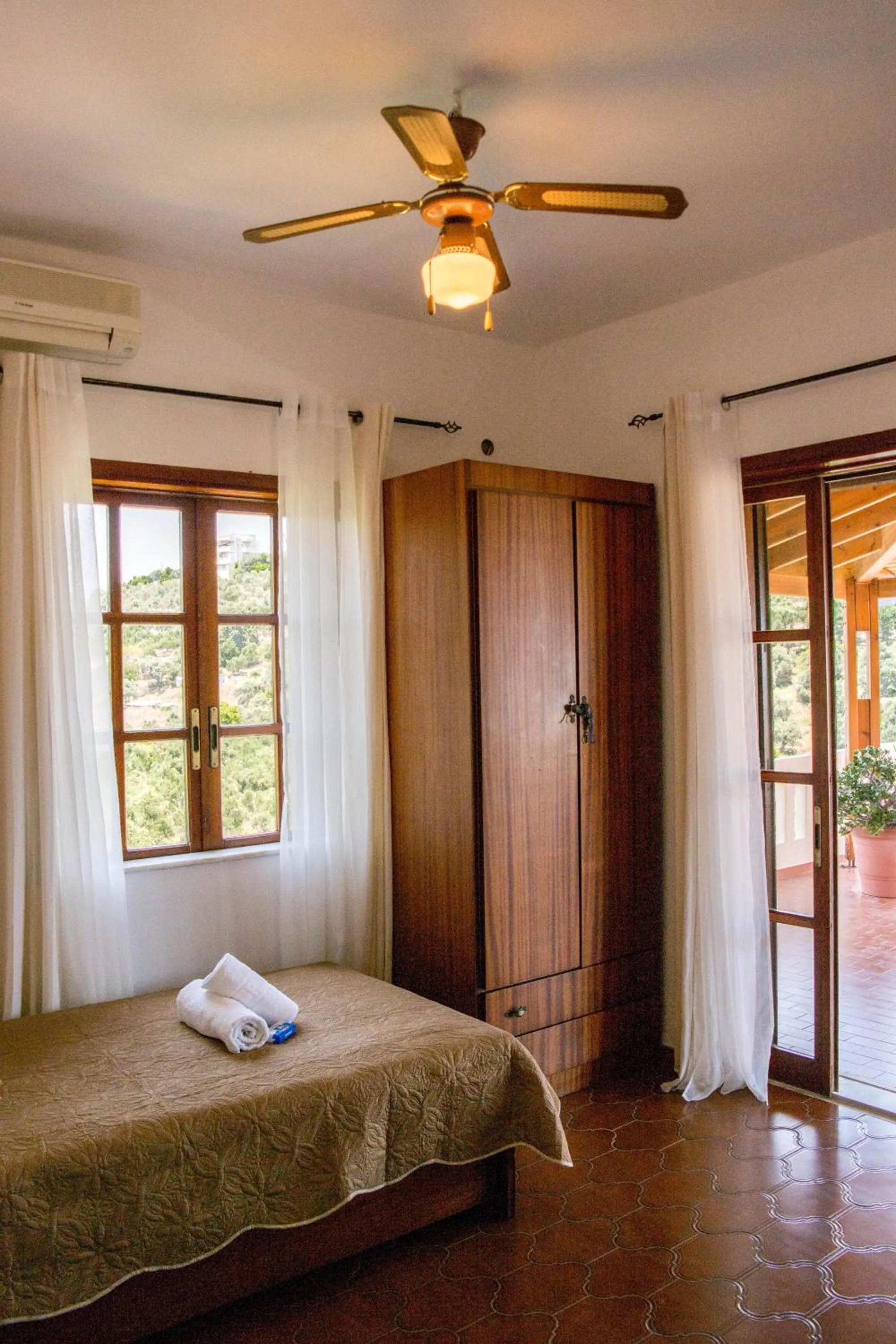 Photo of the whole room, Bed in Alexandra Villa Stalos