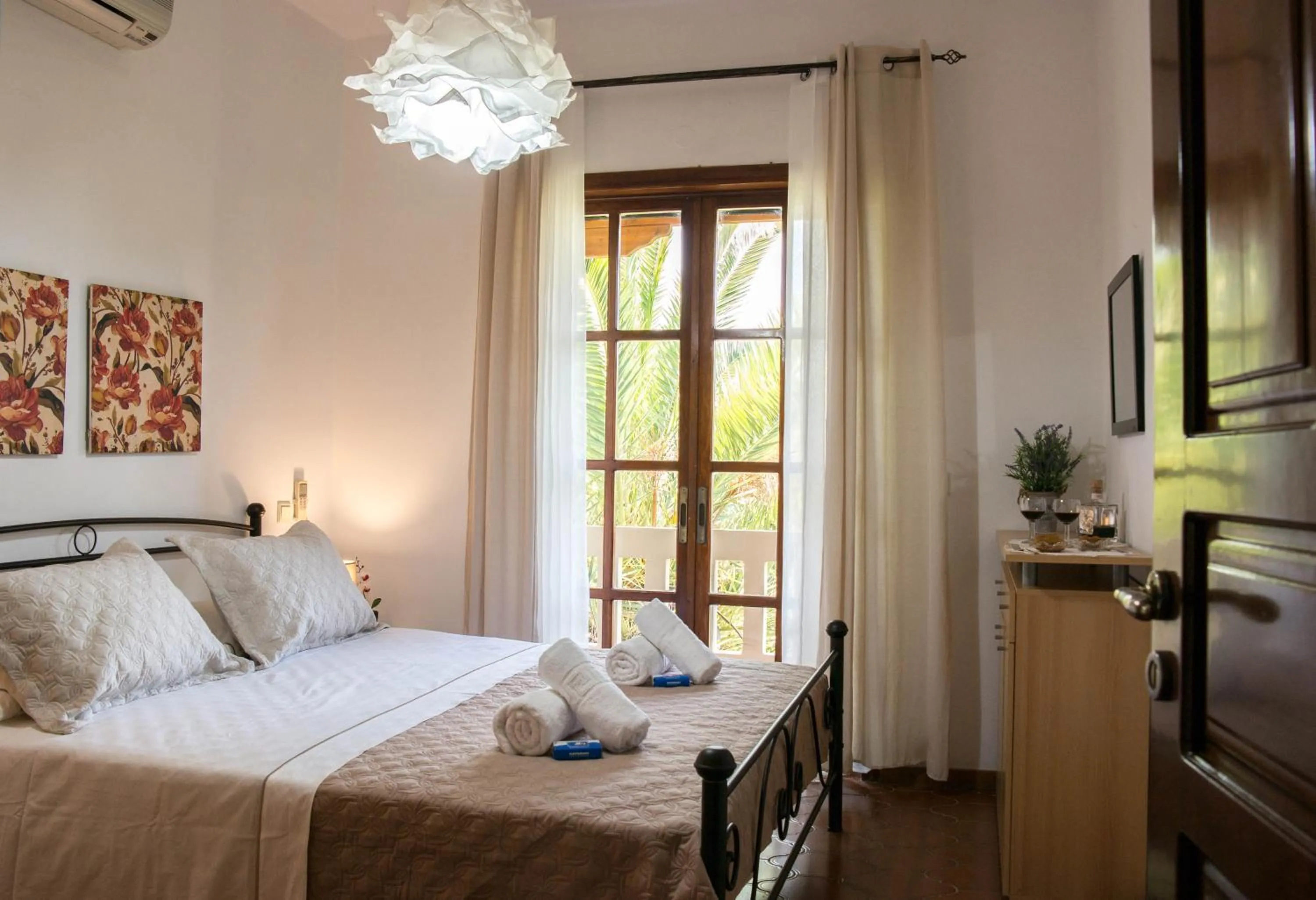 Bed in Alexandra Villa Stalos