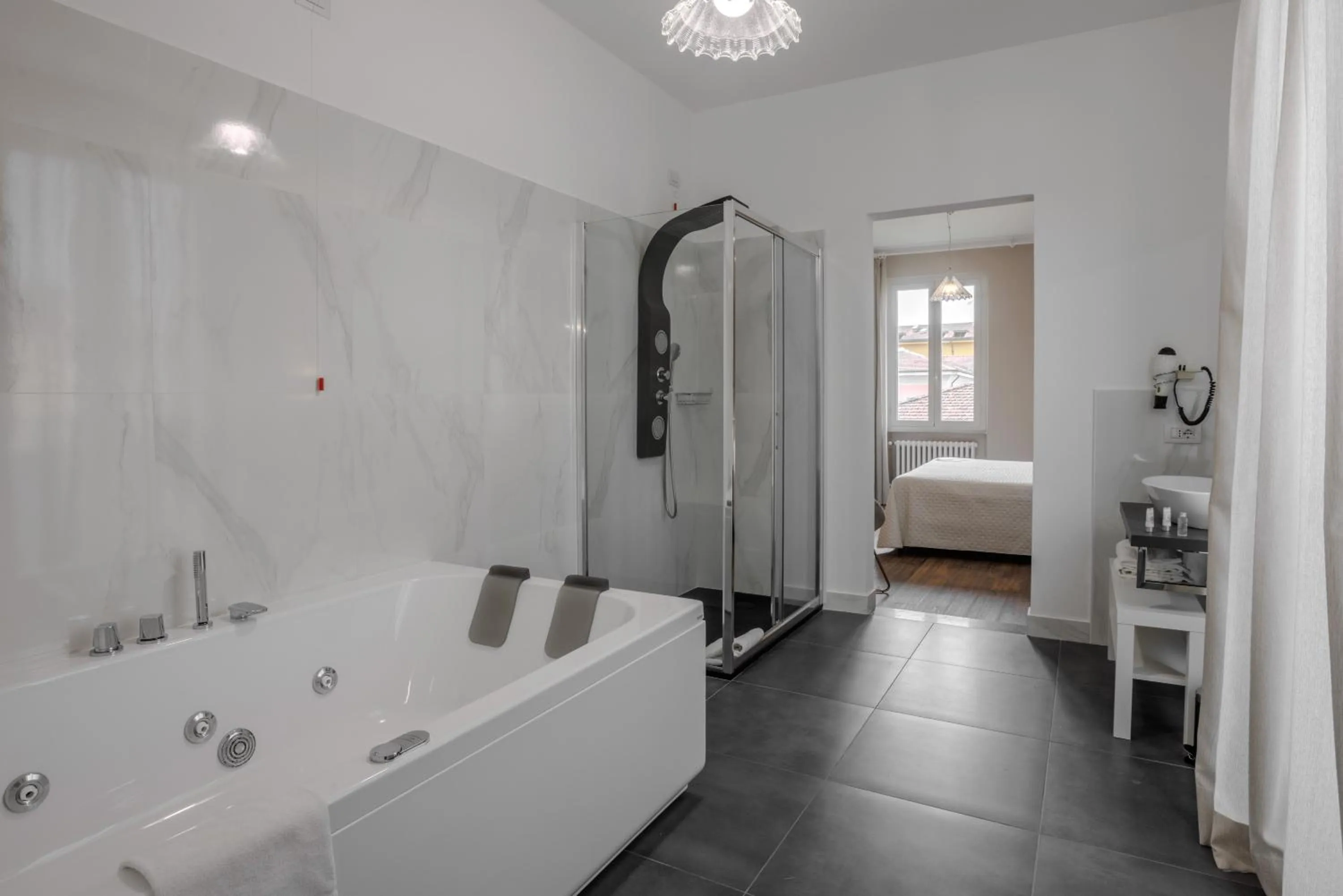 Shower, Bed in Albergo Alassio