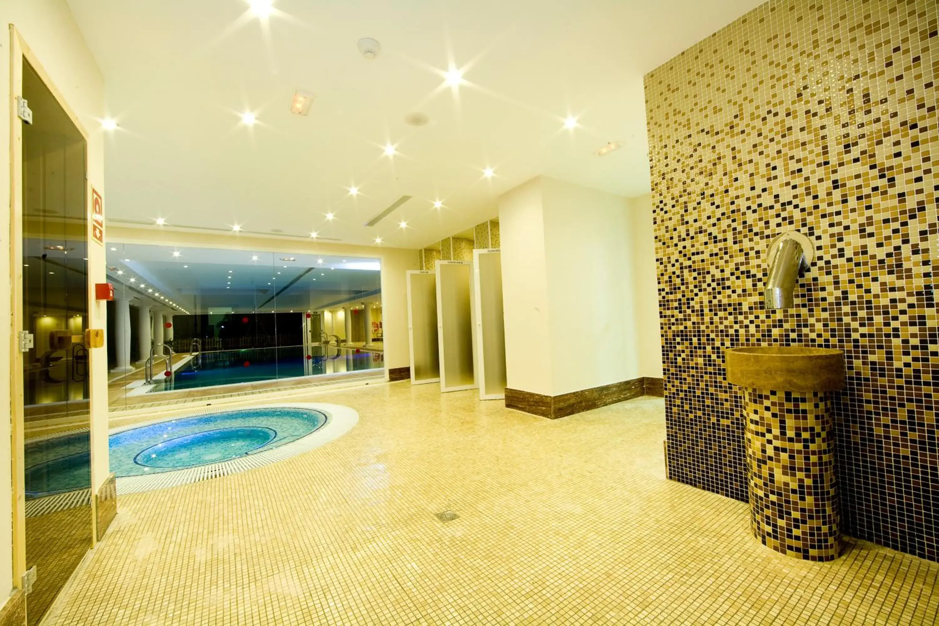 Swimming pool in Hotel Monarque Cendrillón Swimming pool in Hotel Monarque Cendrillón