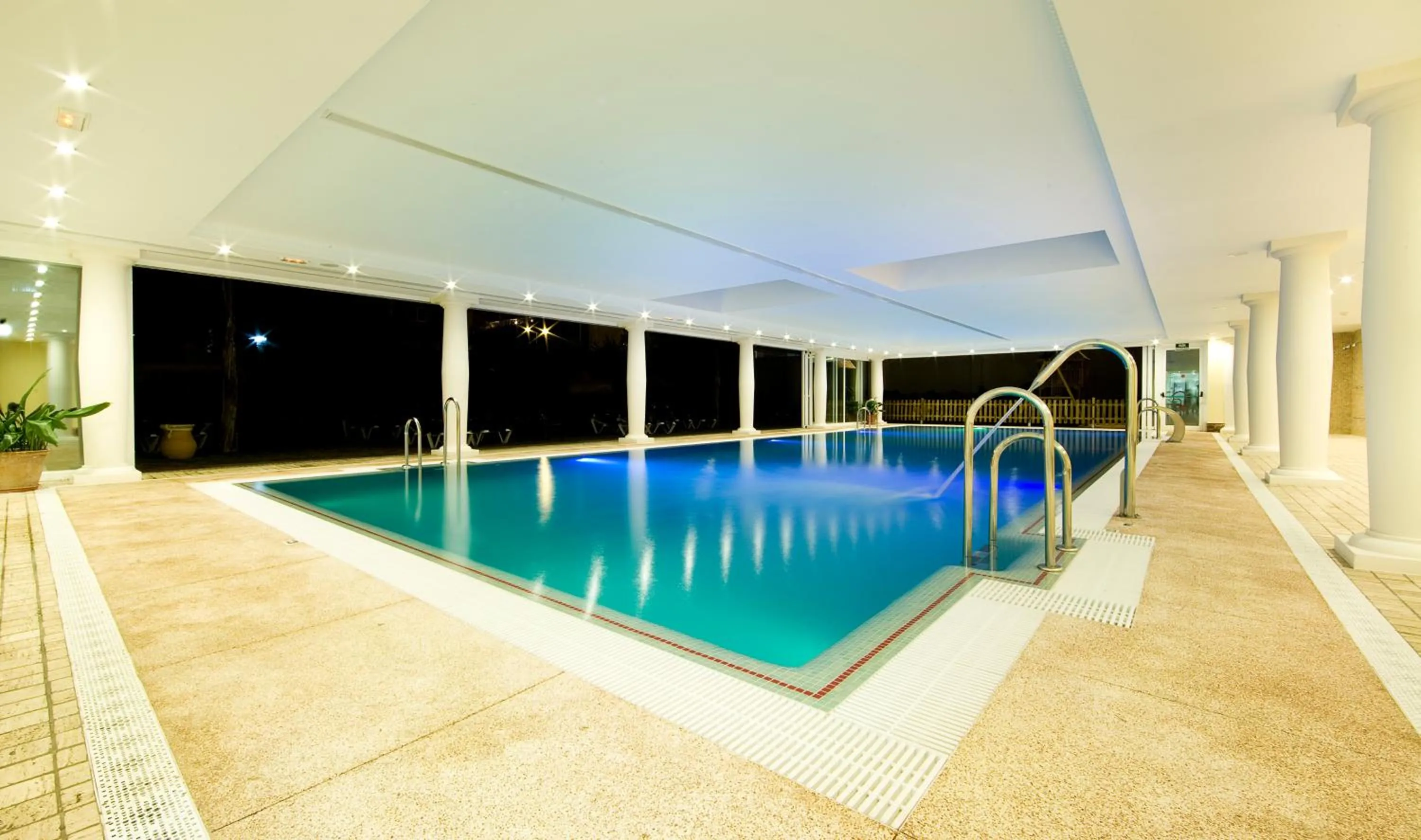 Night in Hotel Monarque Cendrillón