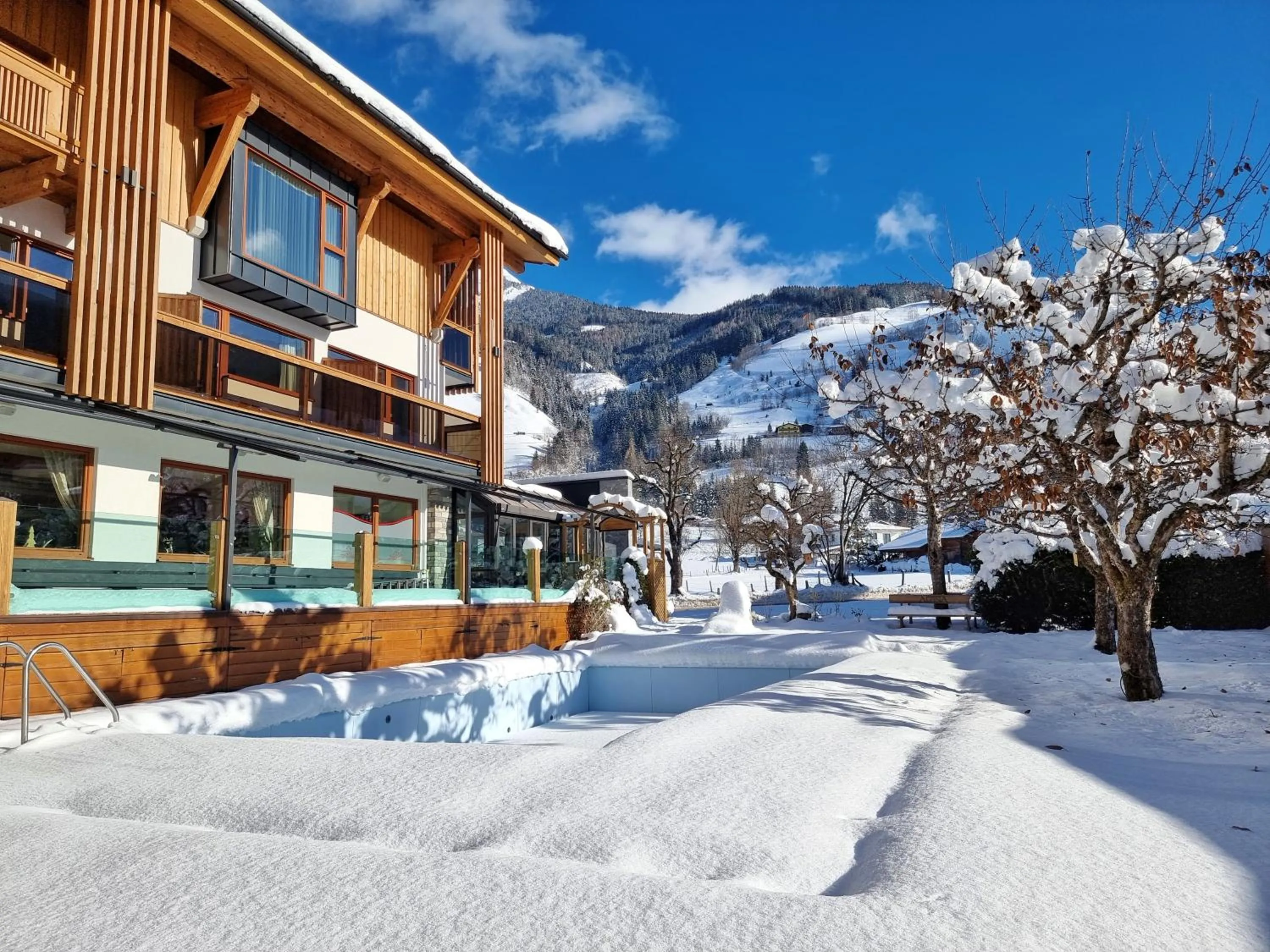 Facade/entrance in Hotel Alpina