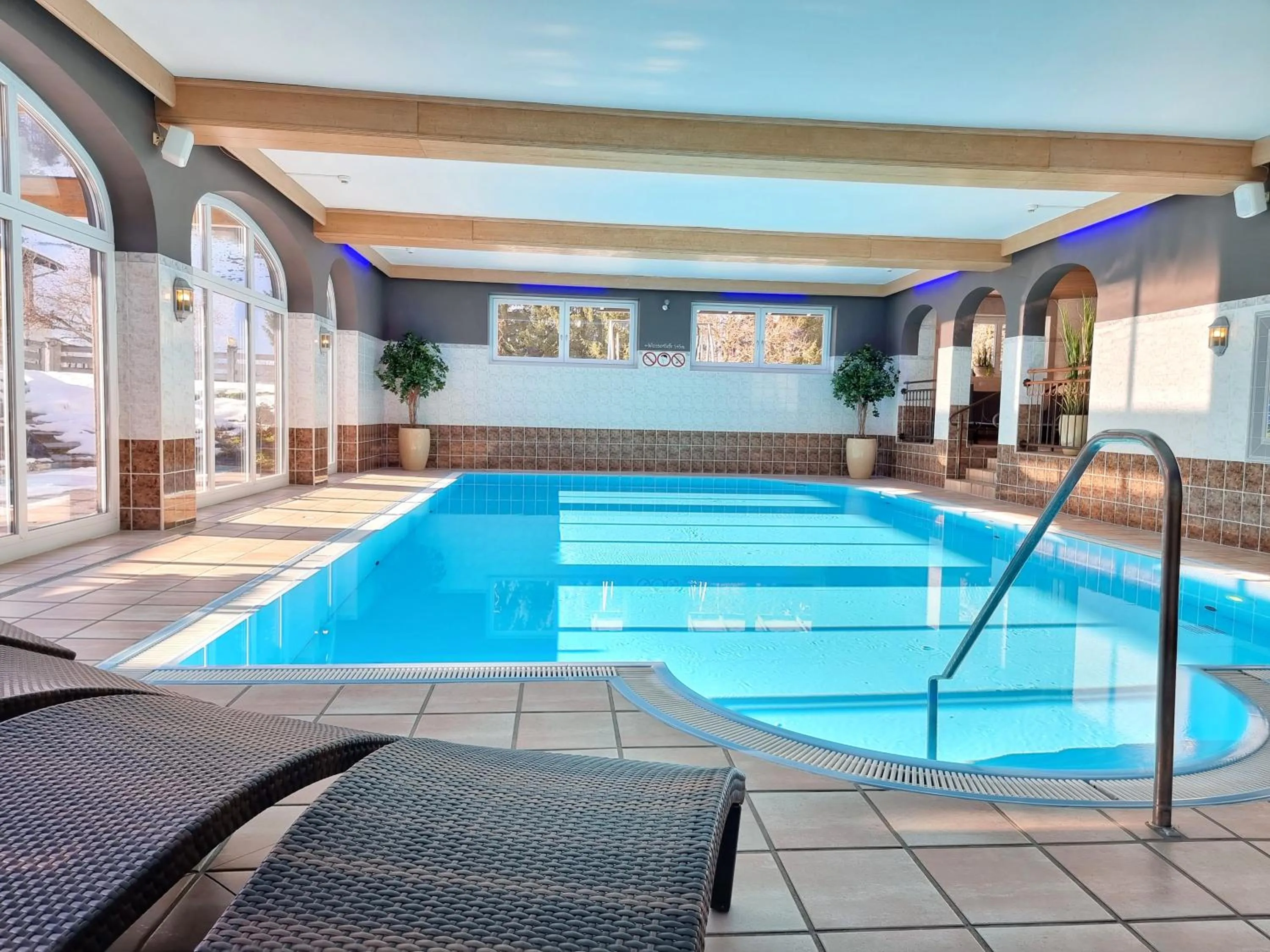 Swimming pool in Hotel Alpina