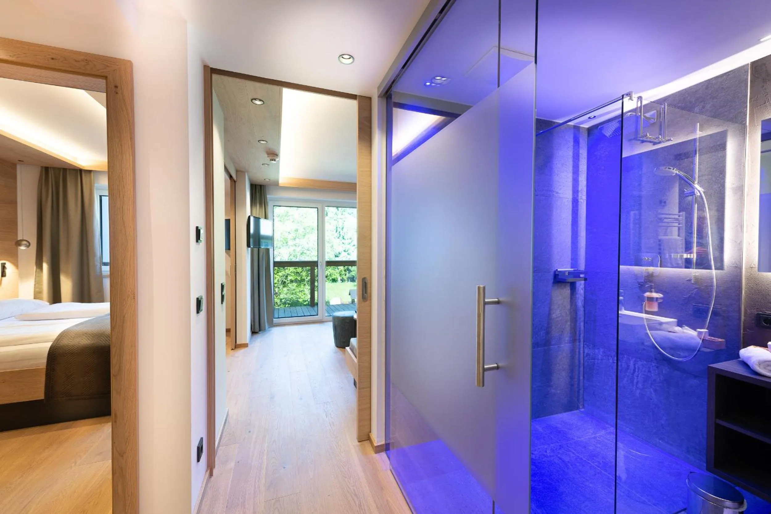 Bathroom, Bed in Hotel Alpina