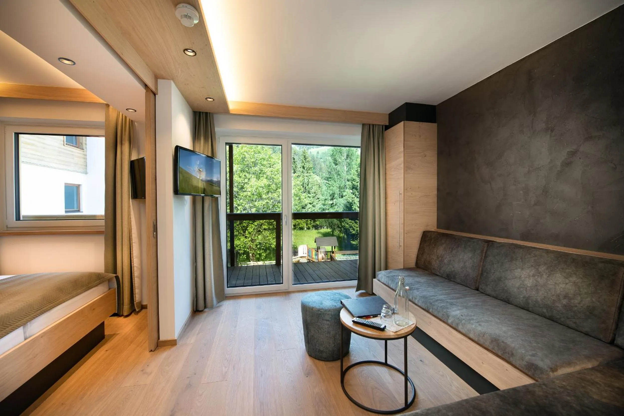 Living room, Bed in Hotel Alpina