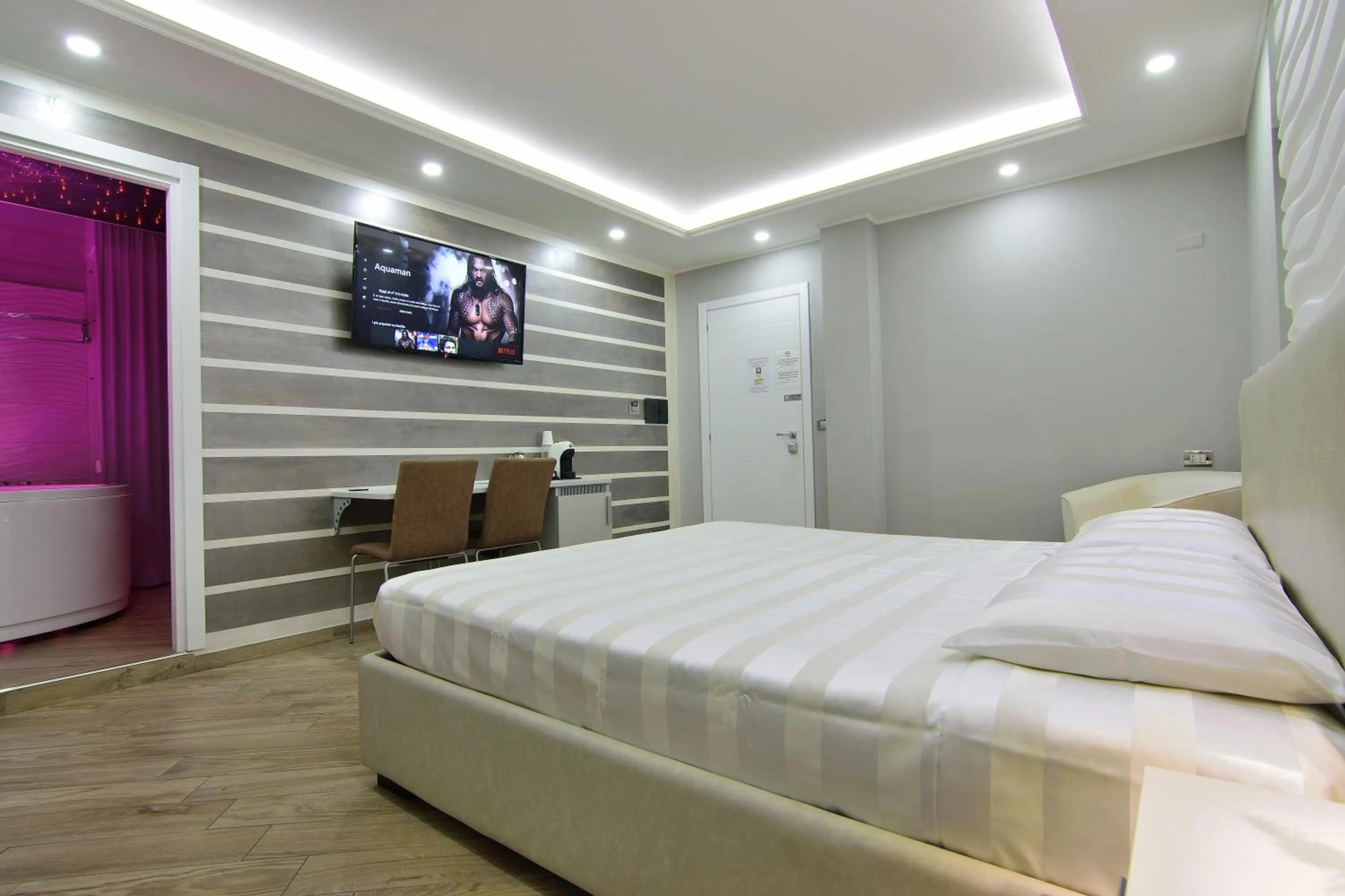 Hot Tub, Bed in Starry Sky Charming House