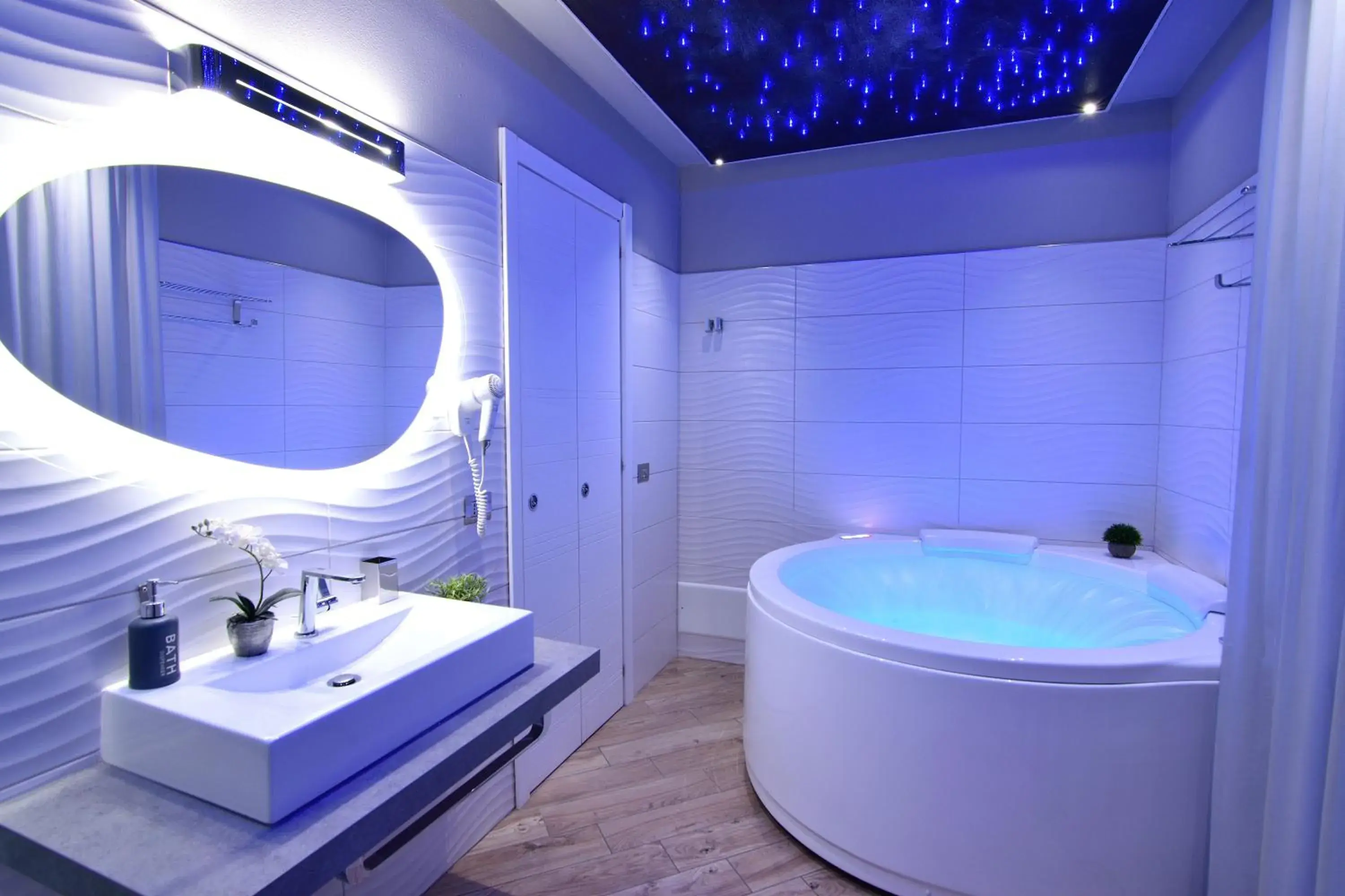 Suite with Hot Tub in Starry Sky Charming House Suite with Hot Tub in Starry Sky Charming House