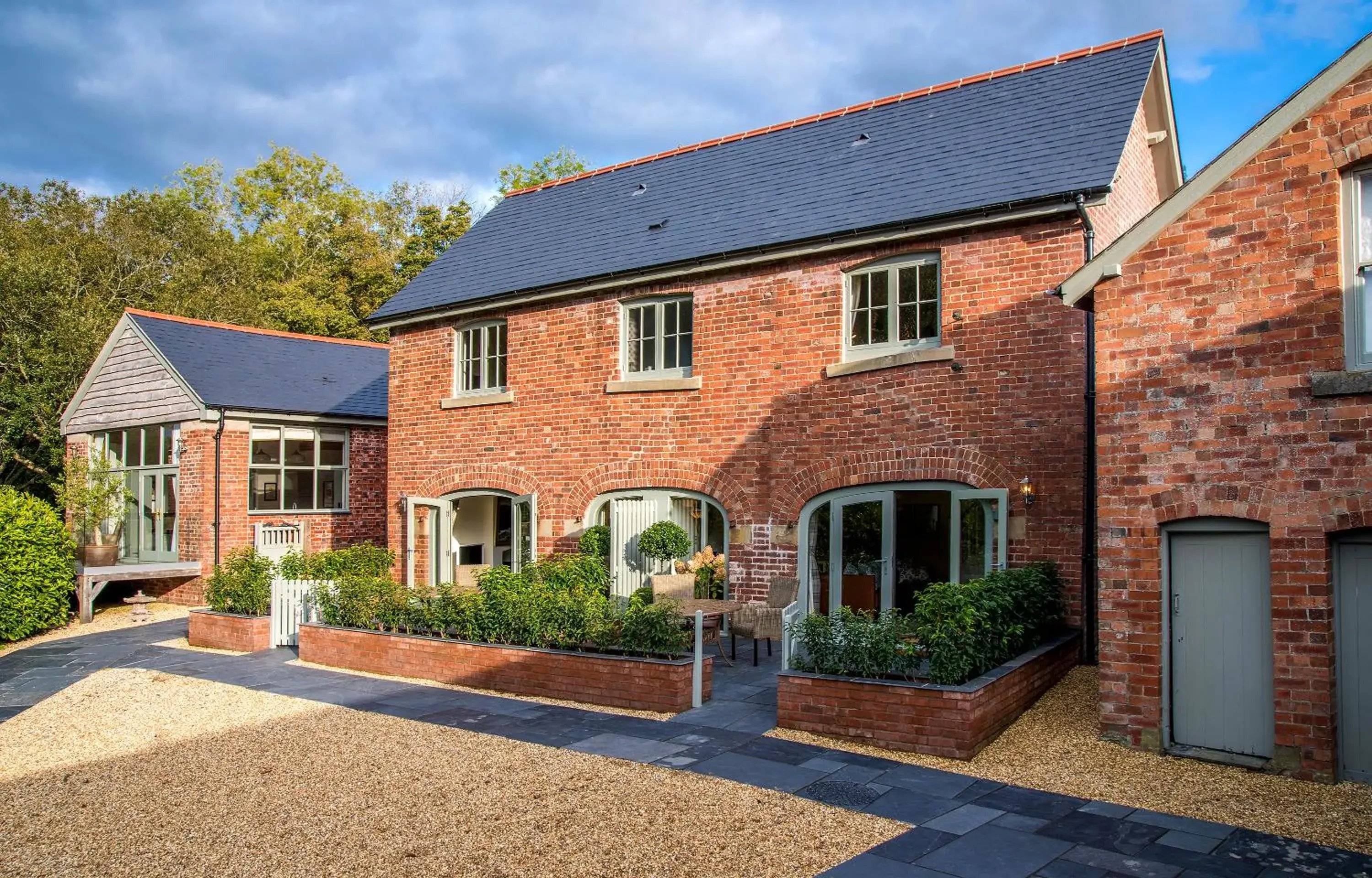 Property building in Palé Hall Property building in Palé Hall