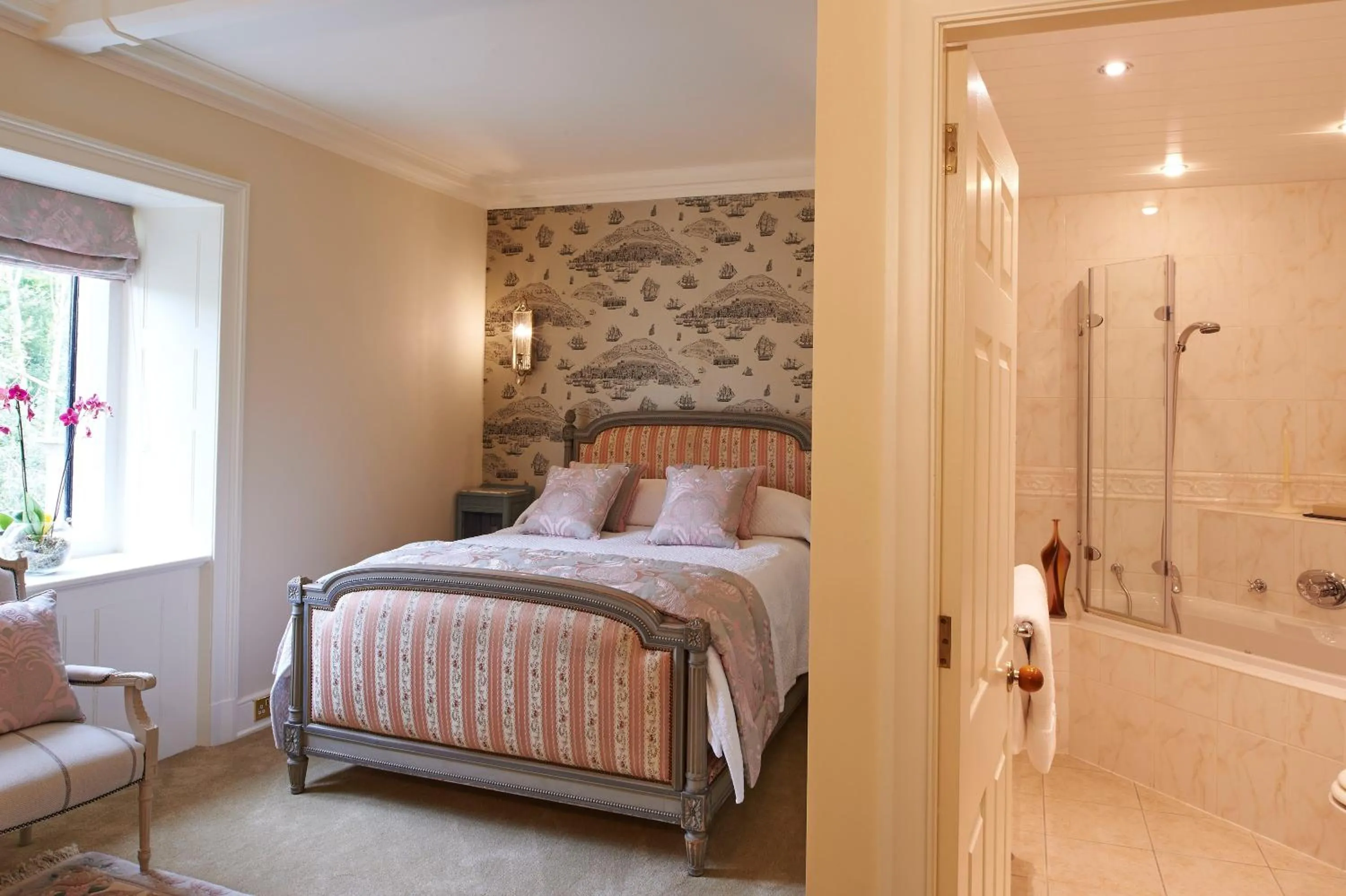 Shower, Bed in Palé Hall