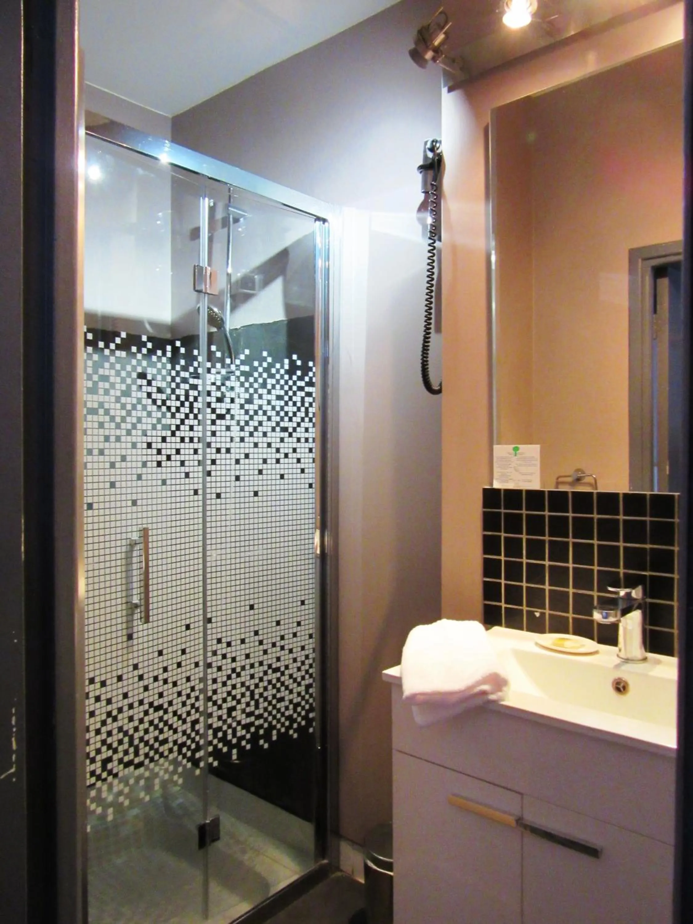 Bathroom in Logis Hôtel des Causses