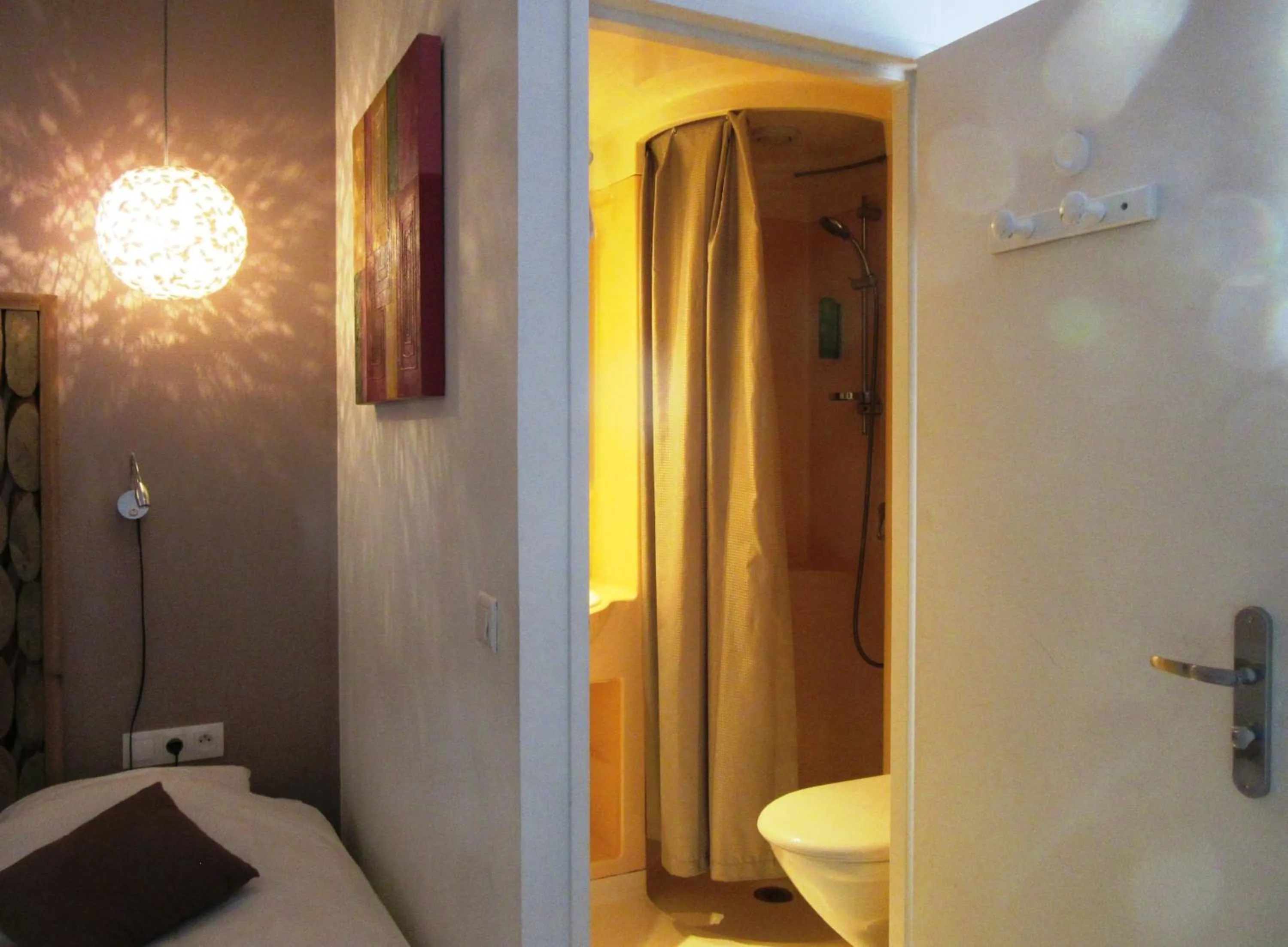 Shower in Logis Hôtel des Causses