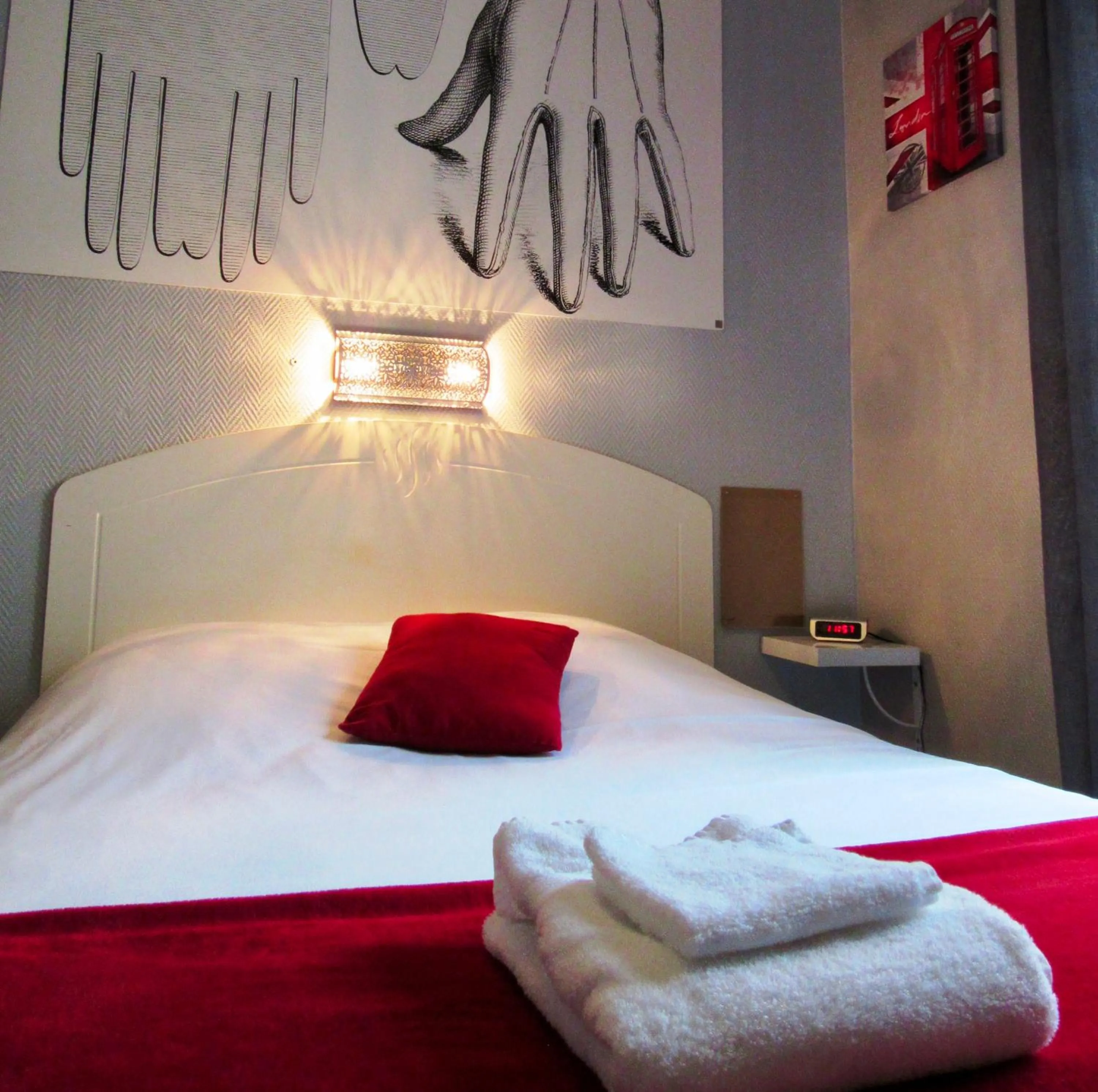 Bed in Logis Hôtel des Causses