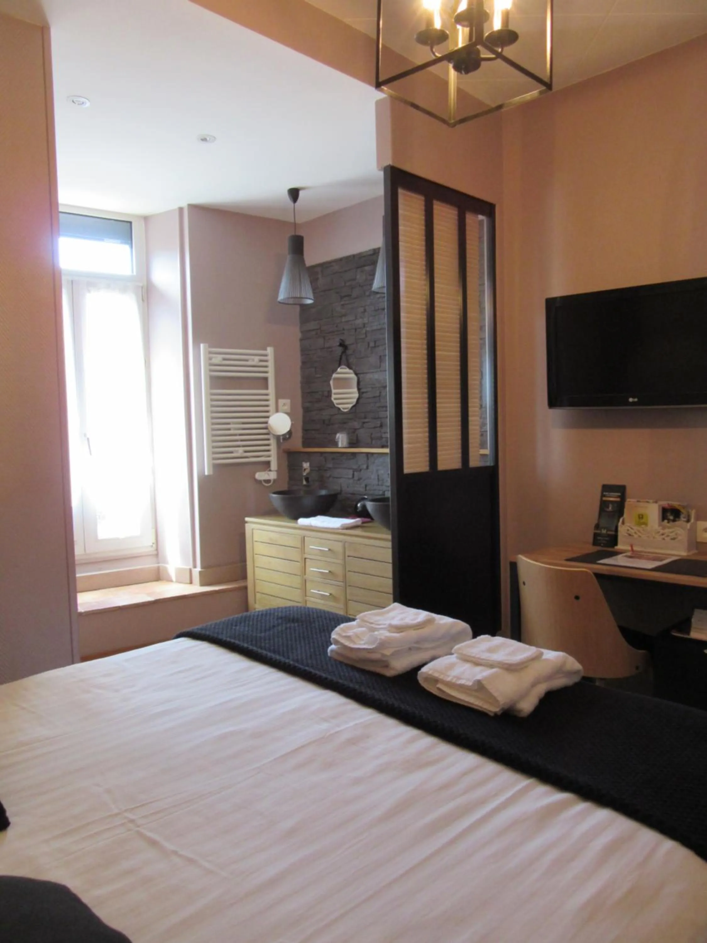 TV and multimedia, Bed in Logis Hôtel des Causses