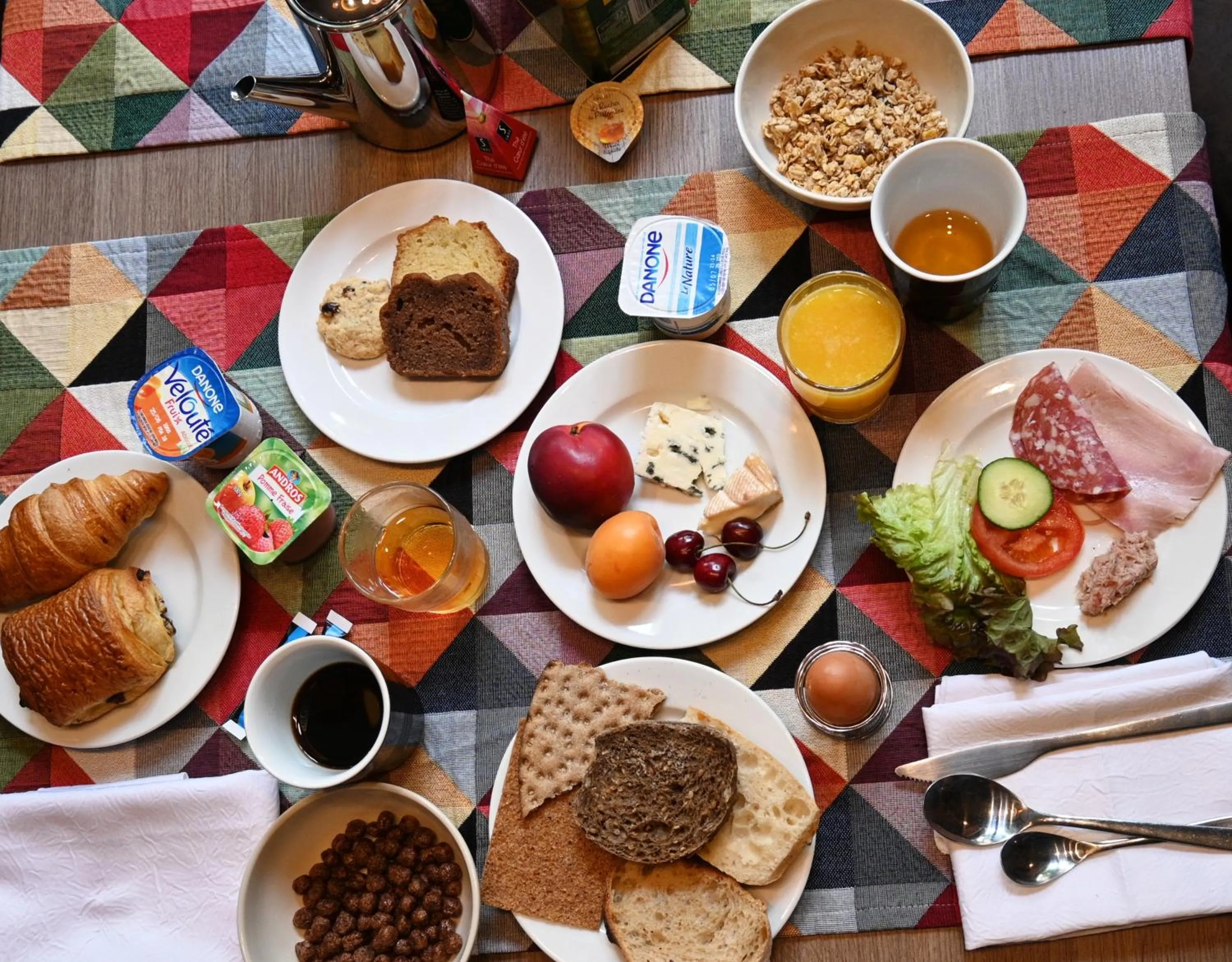 Buffet breakfast in Logis Hôtel des Causses