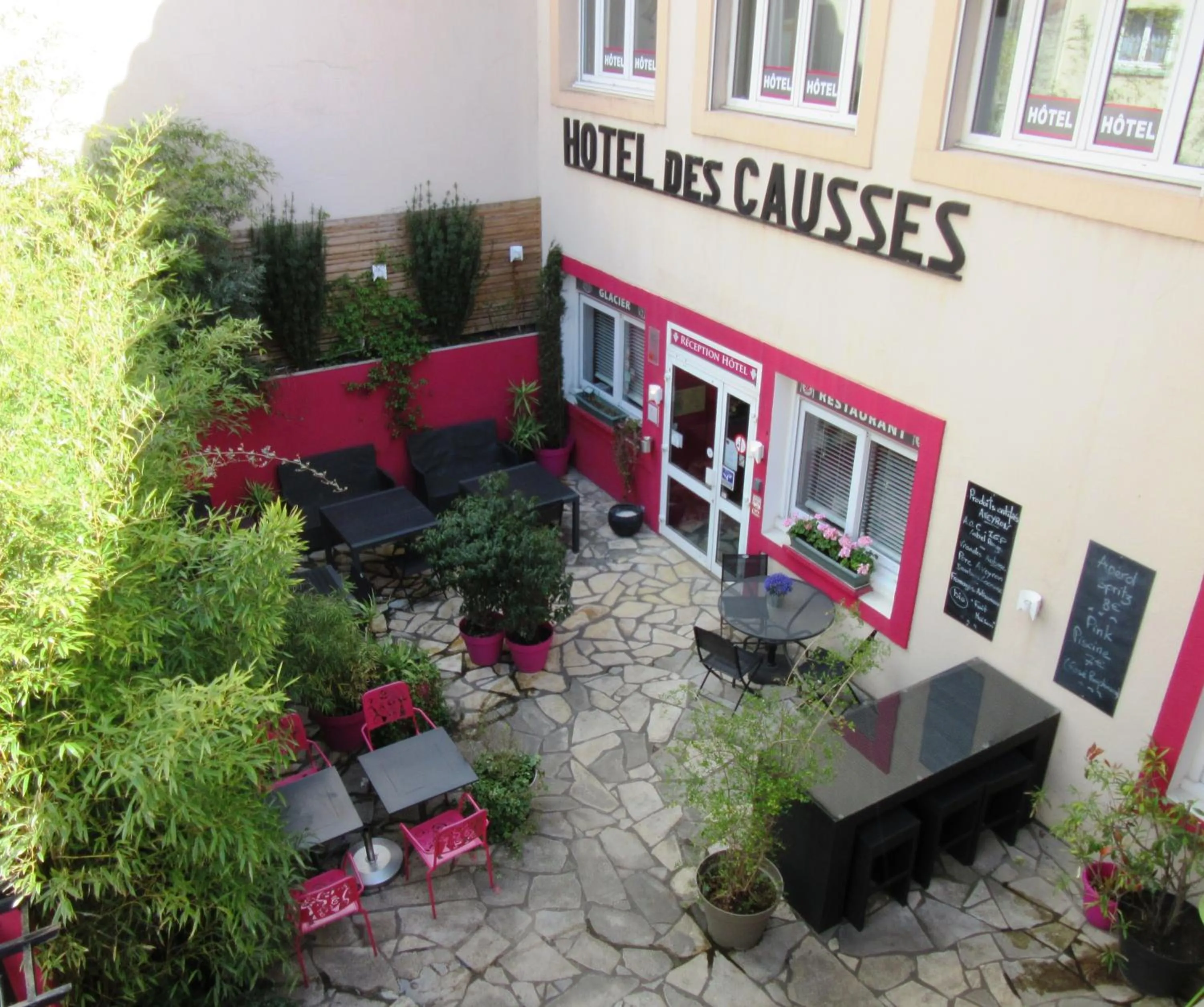 Patio in Logis Hôtel des Causses