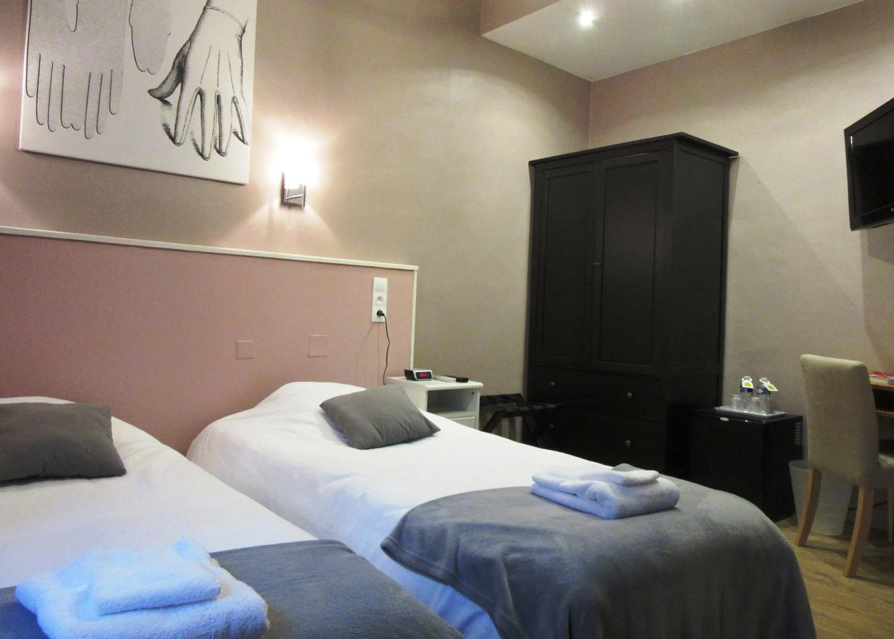 Bedroom, Bed in Logis Hôtel des Causses
