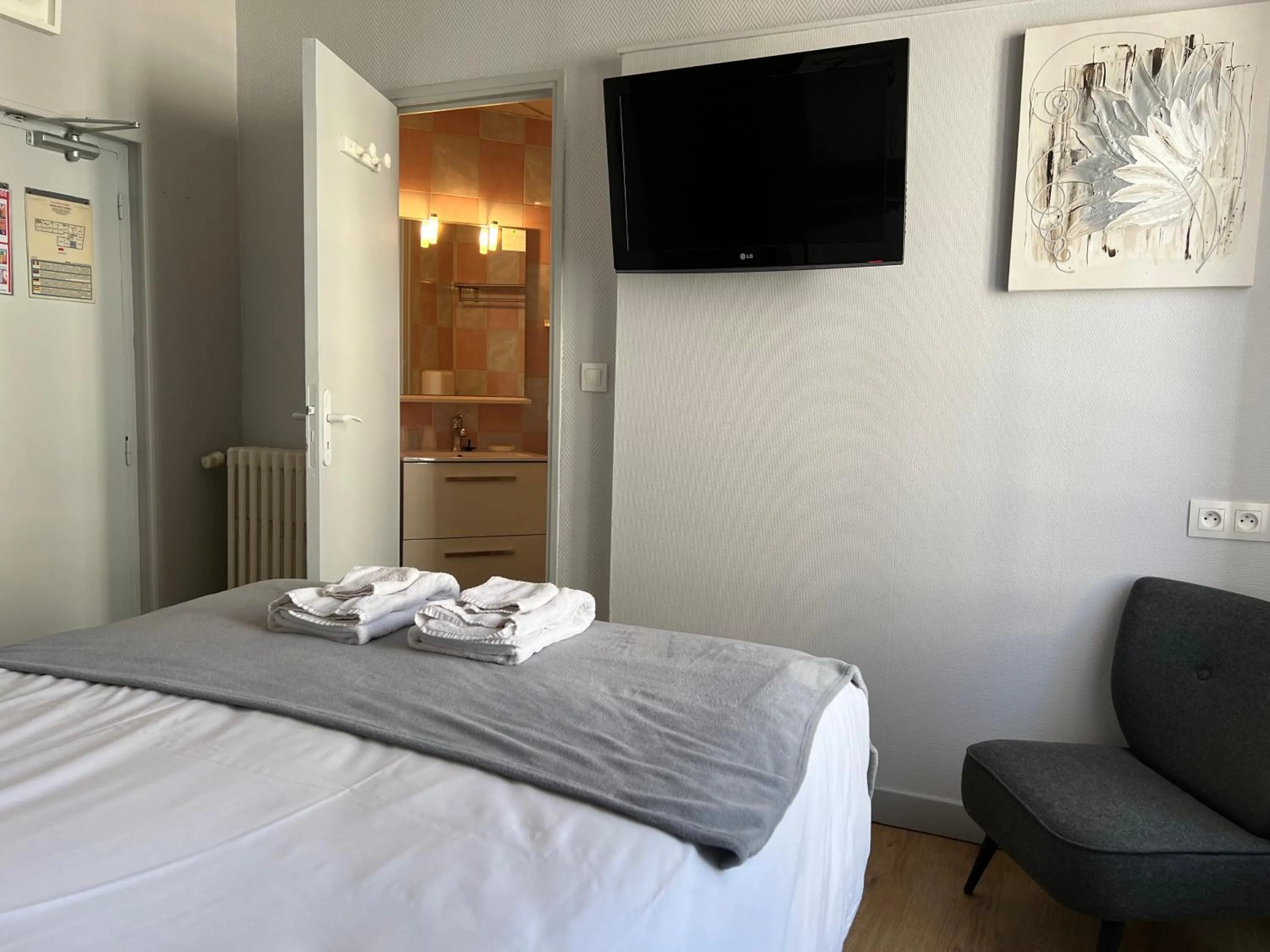 Bedroom, Bed in Logis Hôtel des Causses