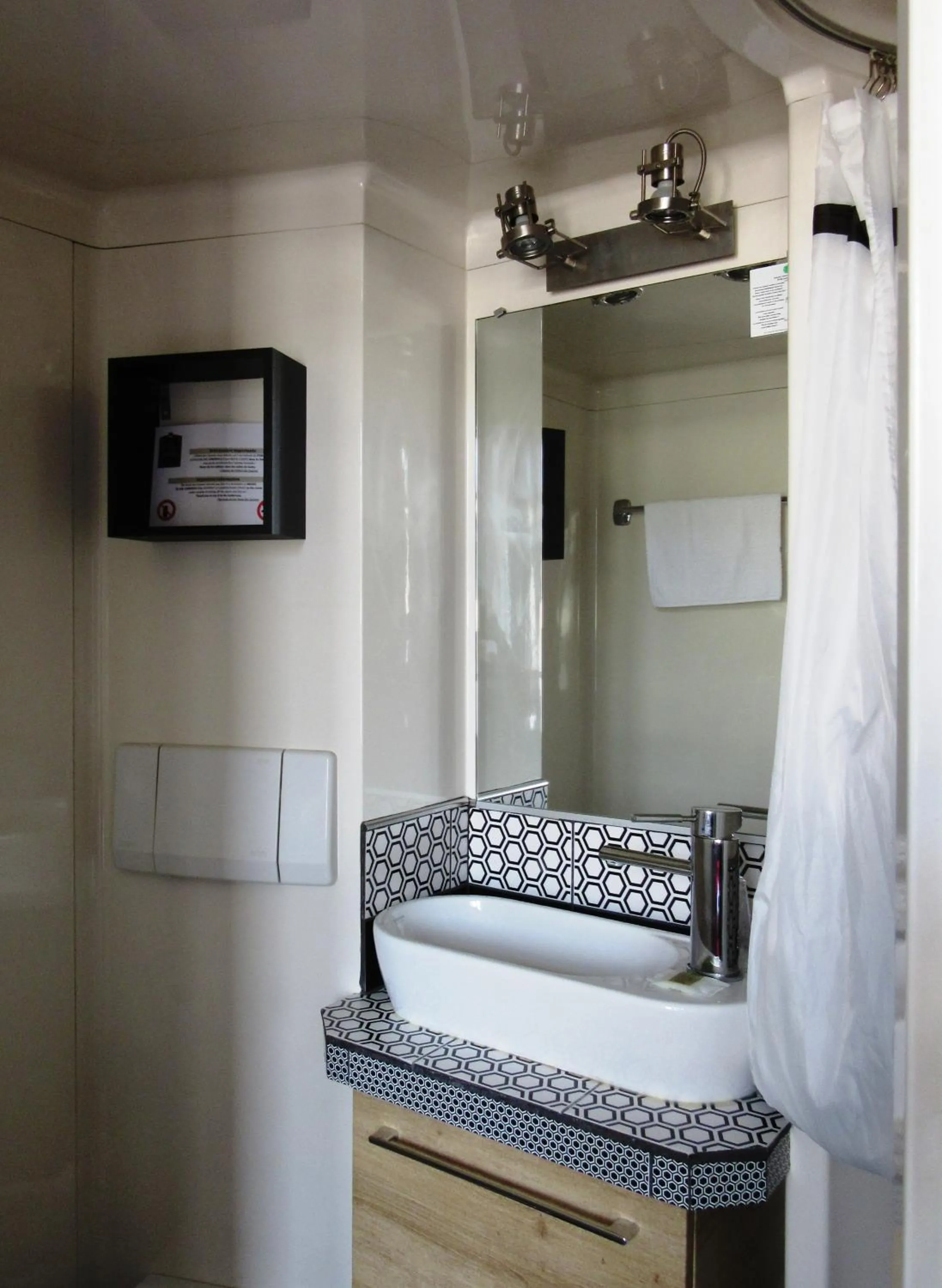 Shower in Logis Hôtel des Causses