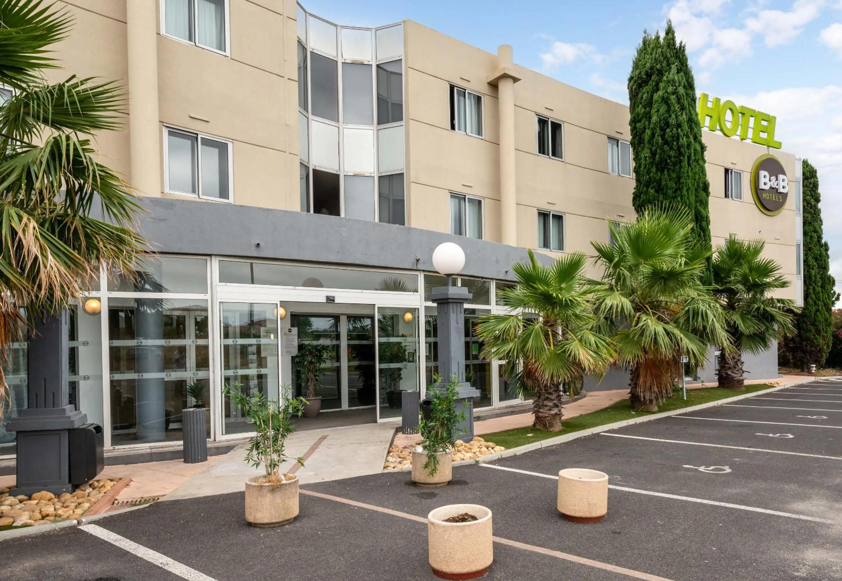 Facade/entrance in B&B HOTEL Montpellier Vendargues