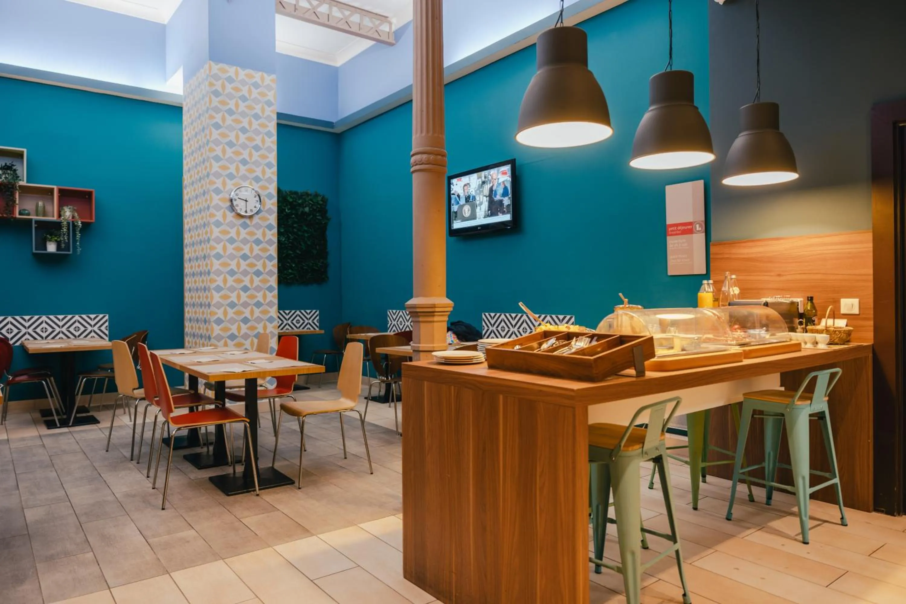 Buffet breakfast in Comfort Aparthotel Saint-Etienne