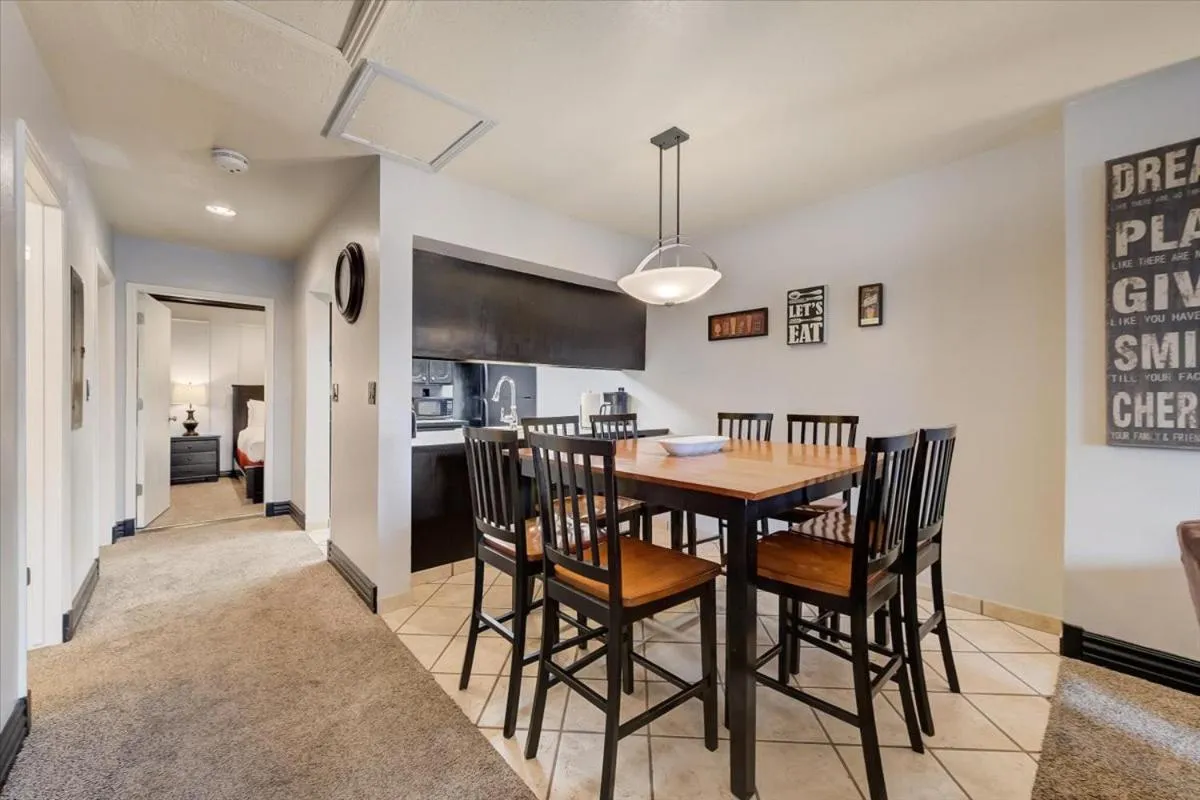 Dining area in Shadow Ridge by All Seasons Resort Lodging