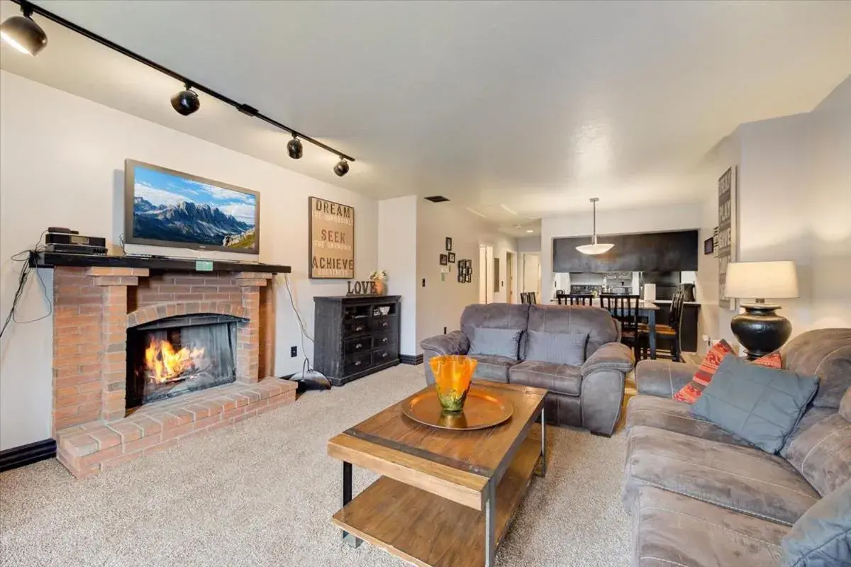 Living room in Shadow Ridge by All Seasons Resort Lodging Living room in Shadow Ridge by All Seasons Resort Lodging