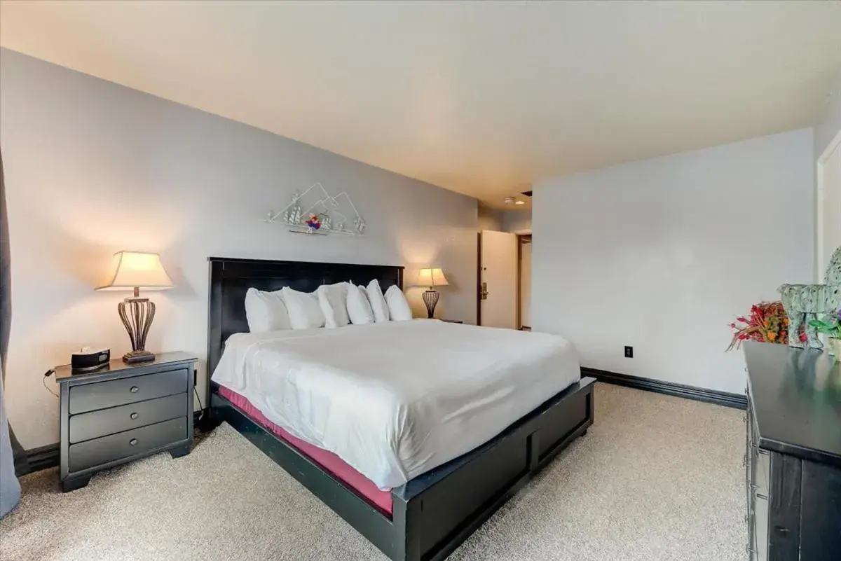 Bedroom, Bed in Shadow Ridge by All Seasons Resort Lodging Bedroom, Bed in Shadow Ridge by All Seasons Resort Lodging