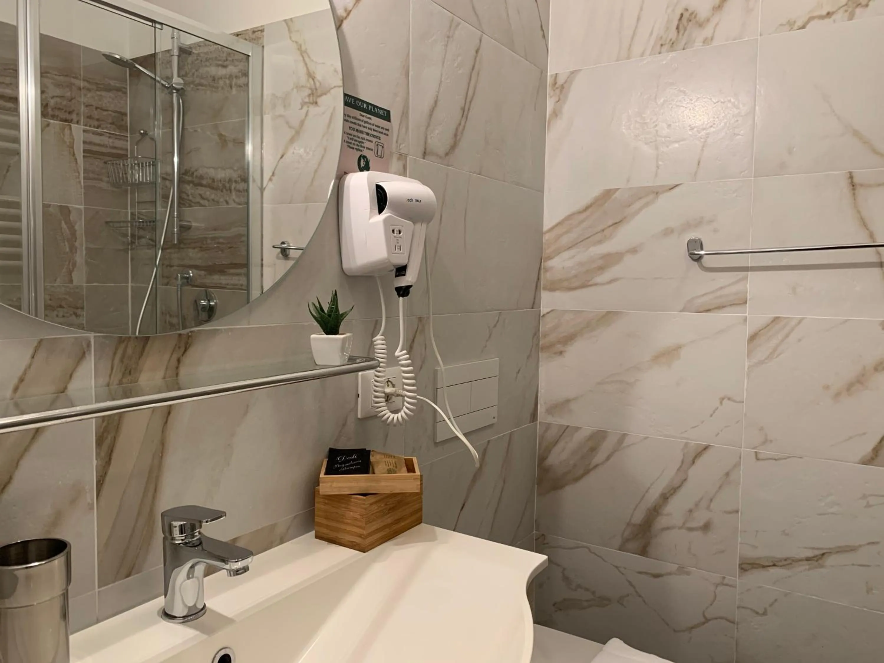 Bathroom in Affittacamere LevantoMare