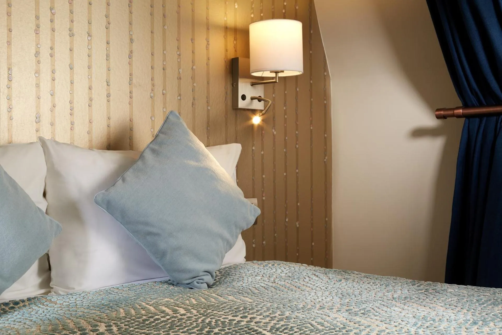 Bed in Hôtel Villa Sorel - Paris Boulogne