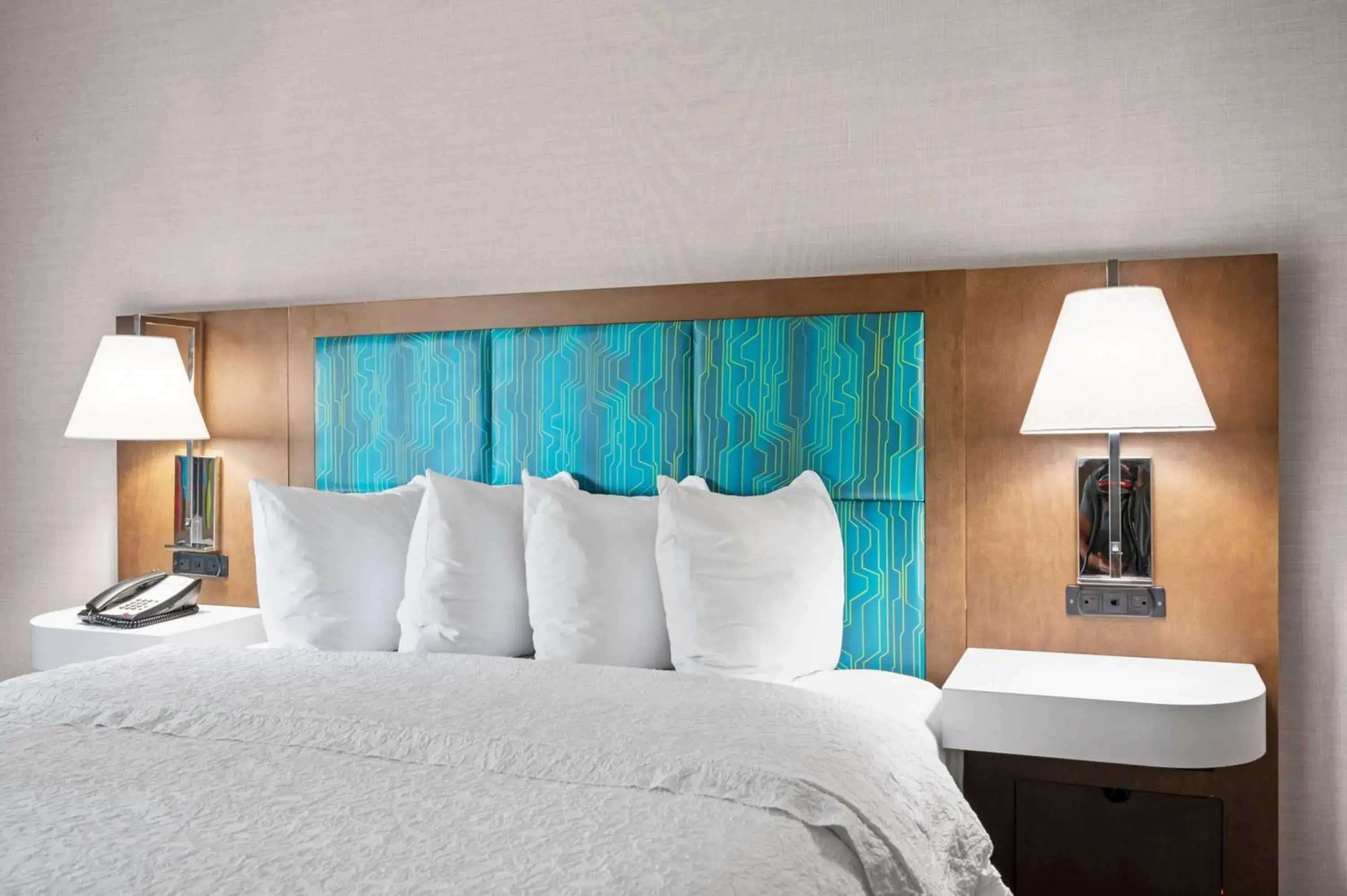 Bed in Hampton Inn Cleveland-Westlake Bed in Hampton Inn Cleveland-Westlake