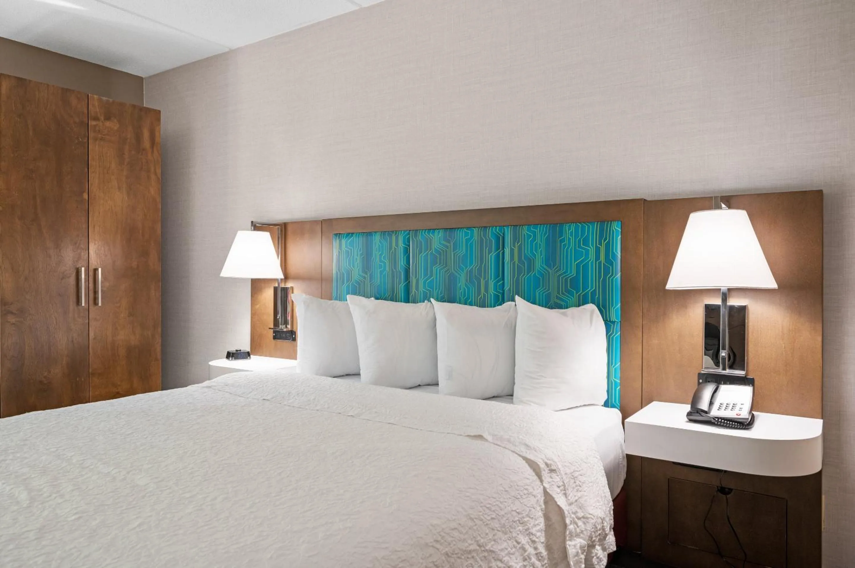 Guests, Bed in Hampton Inn Cleveland-Westlake