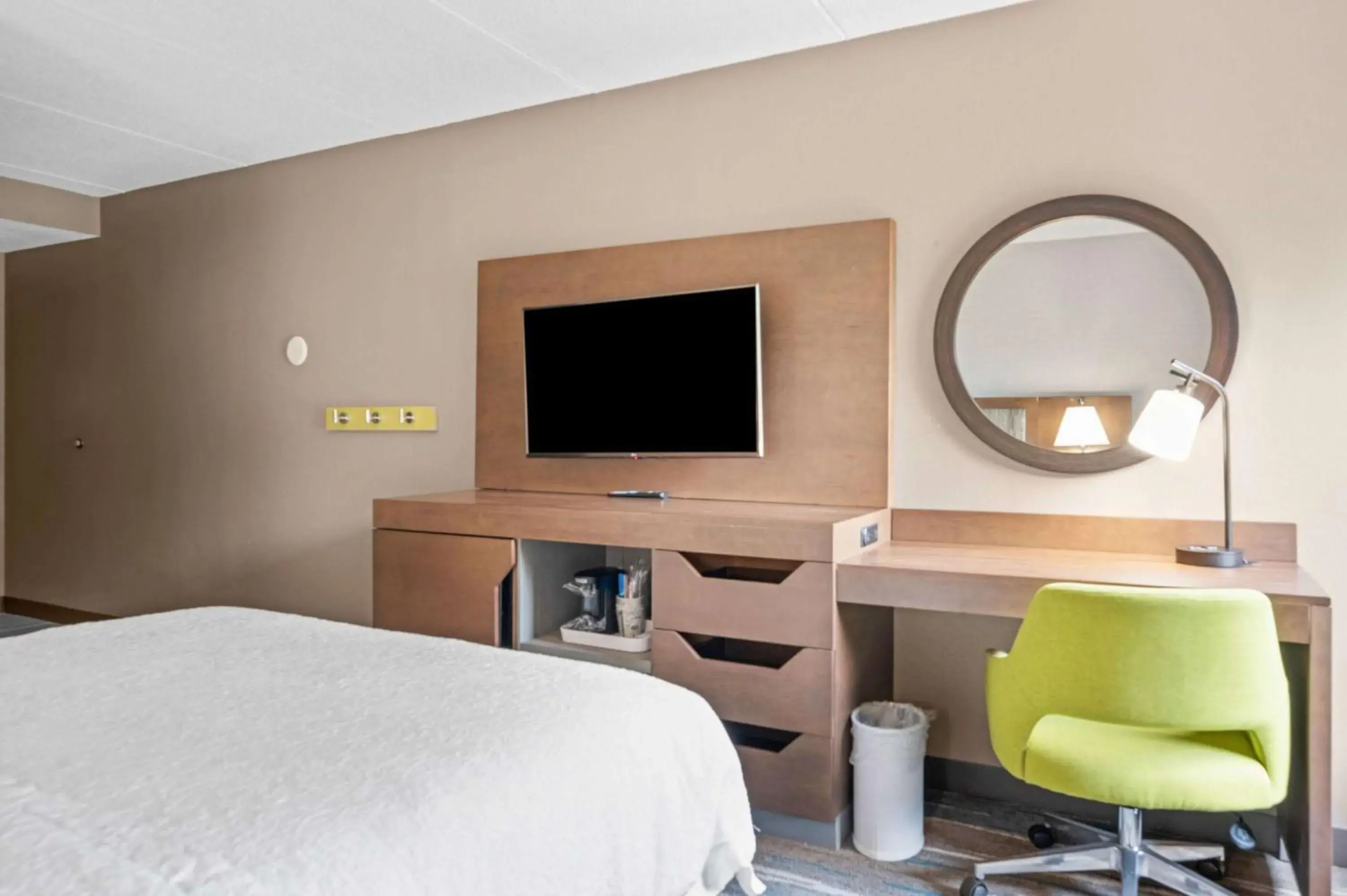 Queen Room with Bath Tub - Disability Access/Non-Smoking in Hampton Inn Cleveland-Westlake Queen Room with Bath Tub - Disability Access/Non-Smoking in Hampton Inn Cleveland-Westlake