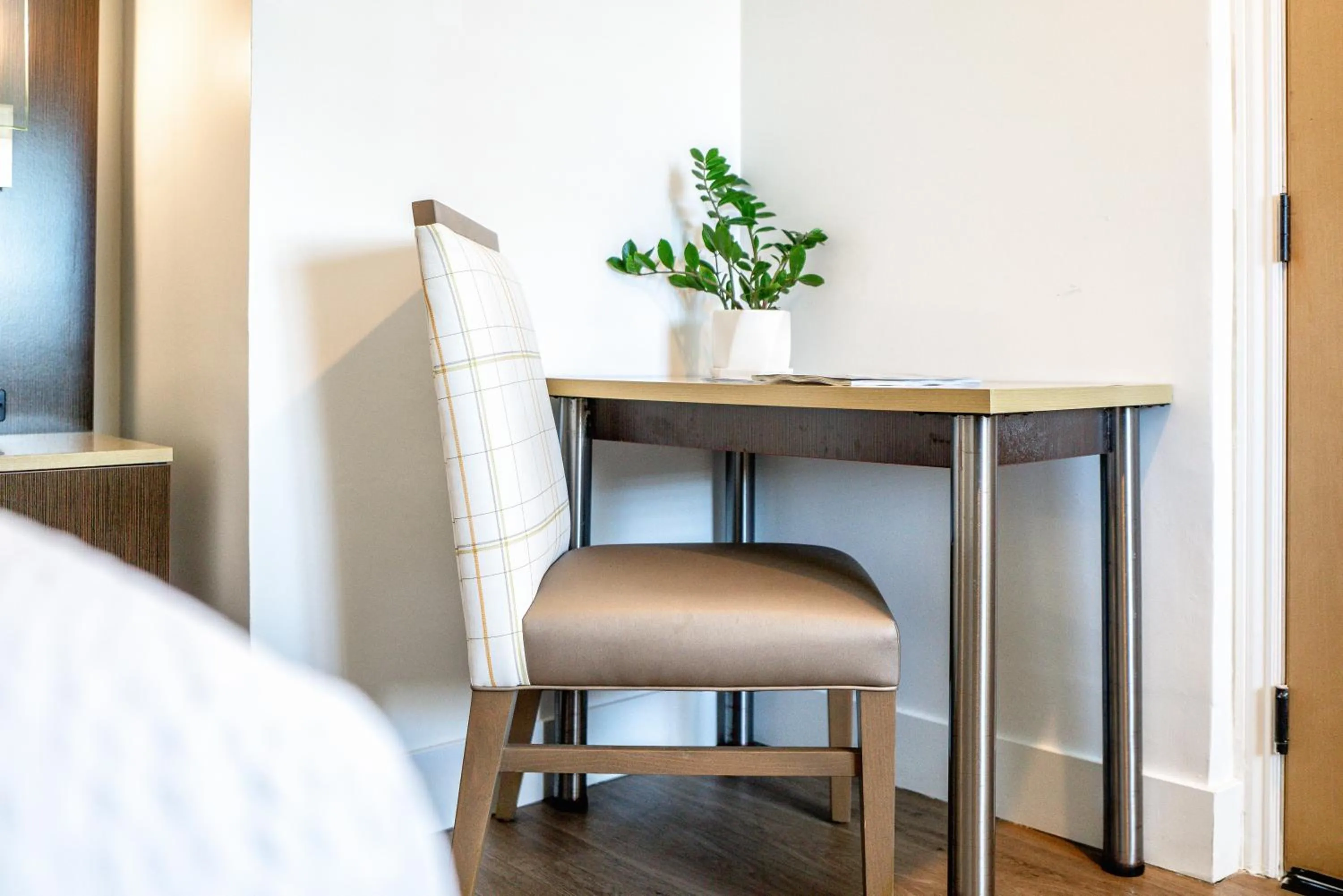 Seating area in Little Inn By The Bay Newport Beach Hotel