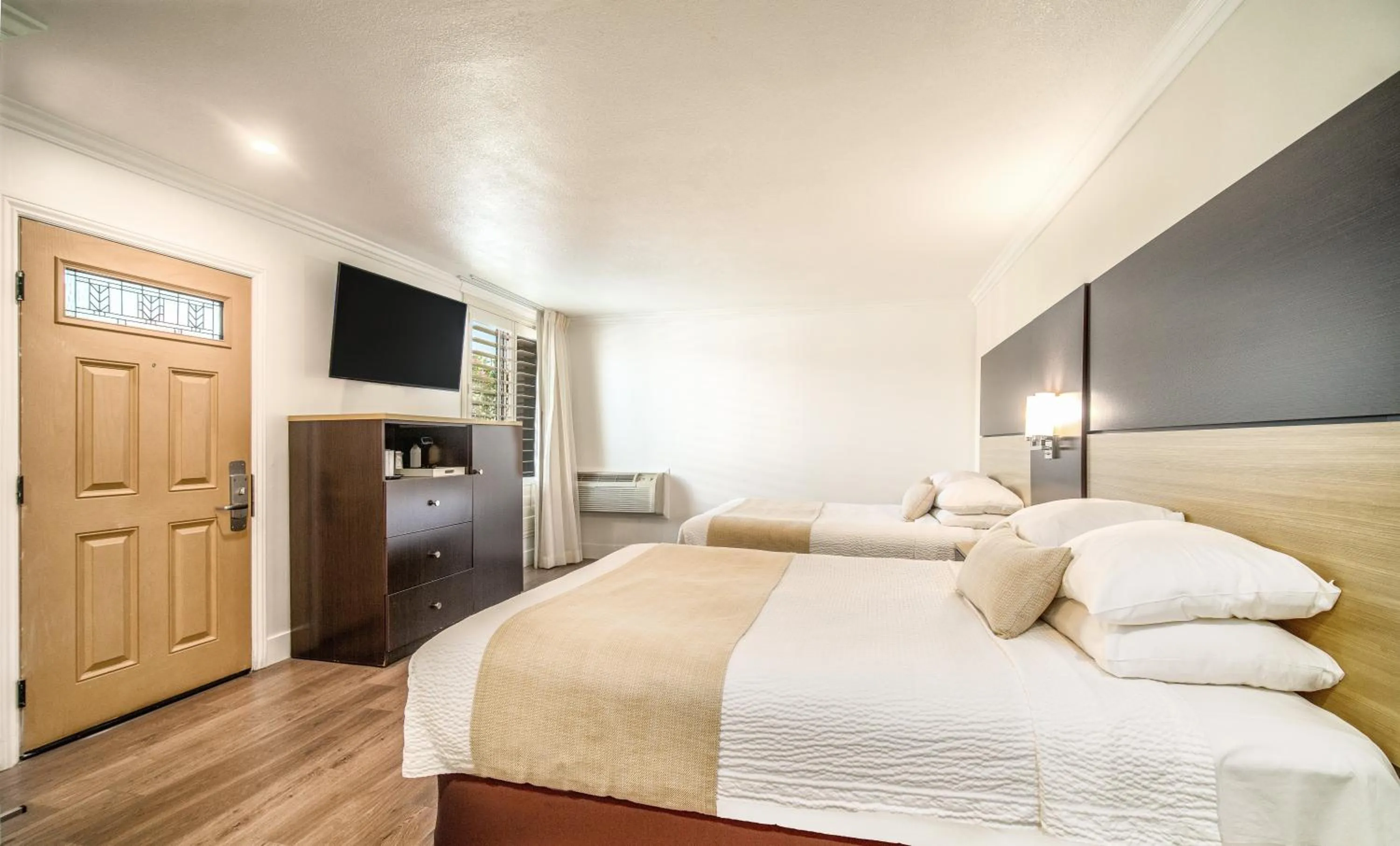 Photo of the whole room, Bed in Little Inn By The Bay Newport Beach Hotel