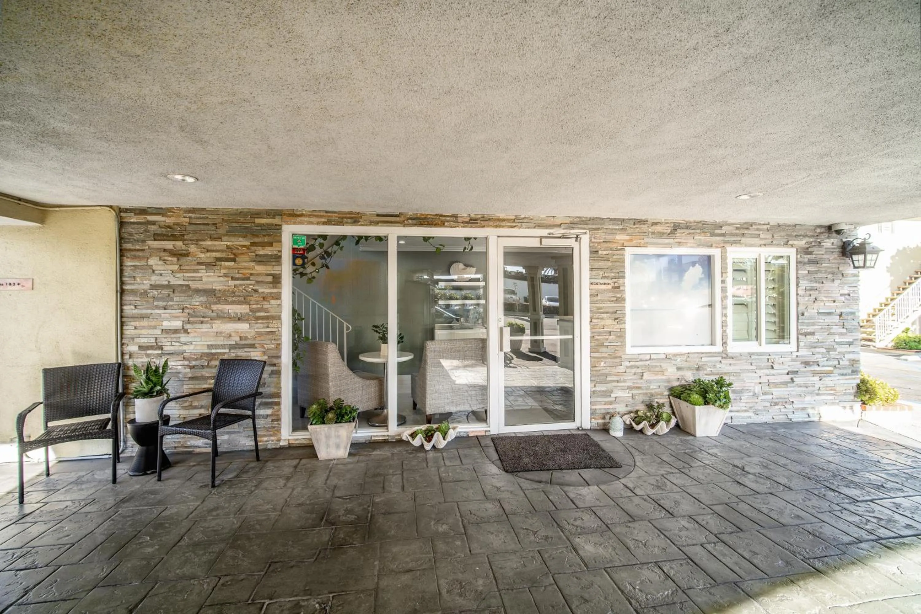 Facade/entrance in Little Inn By The Bay Newport Beach Hotel