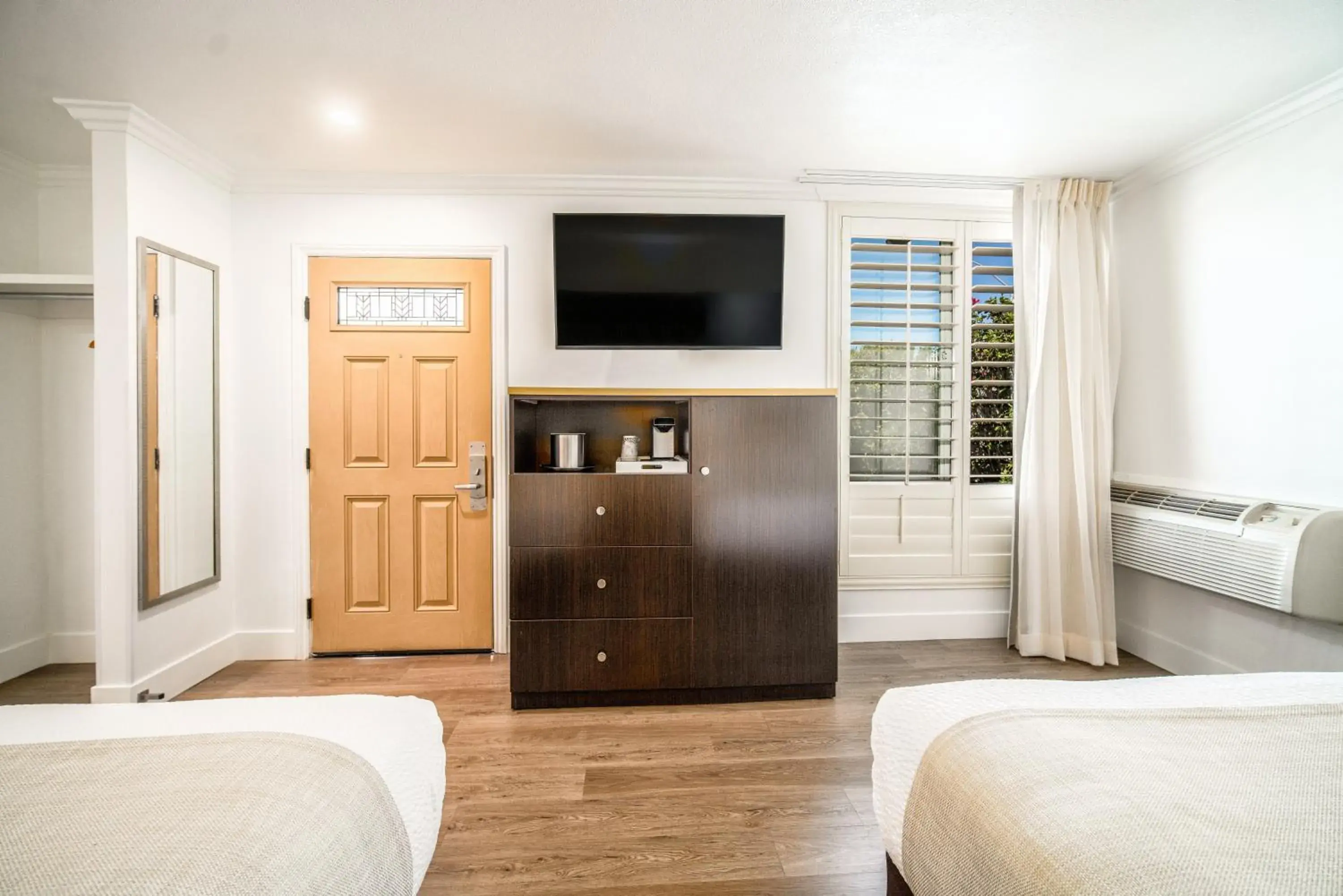 TV and multimedia, Bed in Little Inn By The Bay Newport Beach Hotel TV and multimedia, Bed in Little Inn By The Bay Newport Beach Hotel