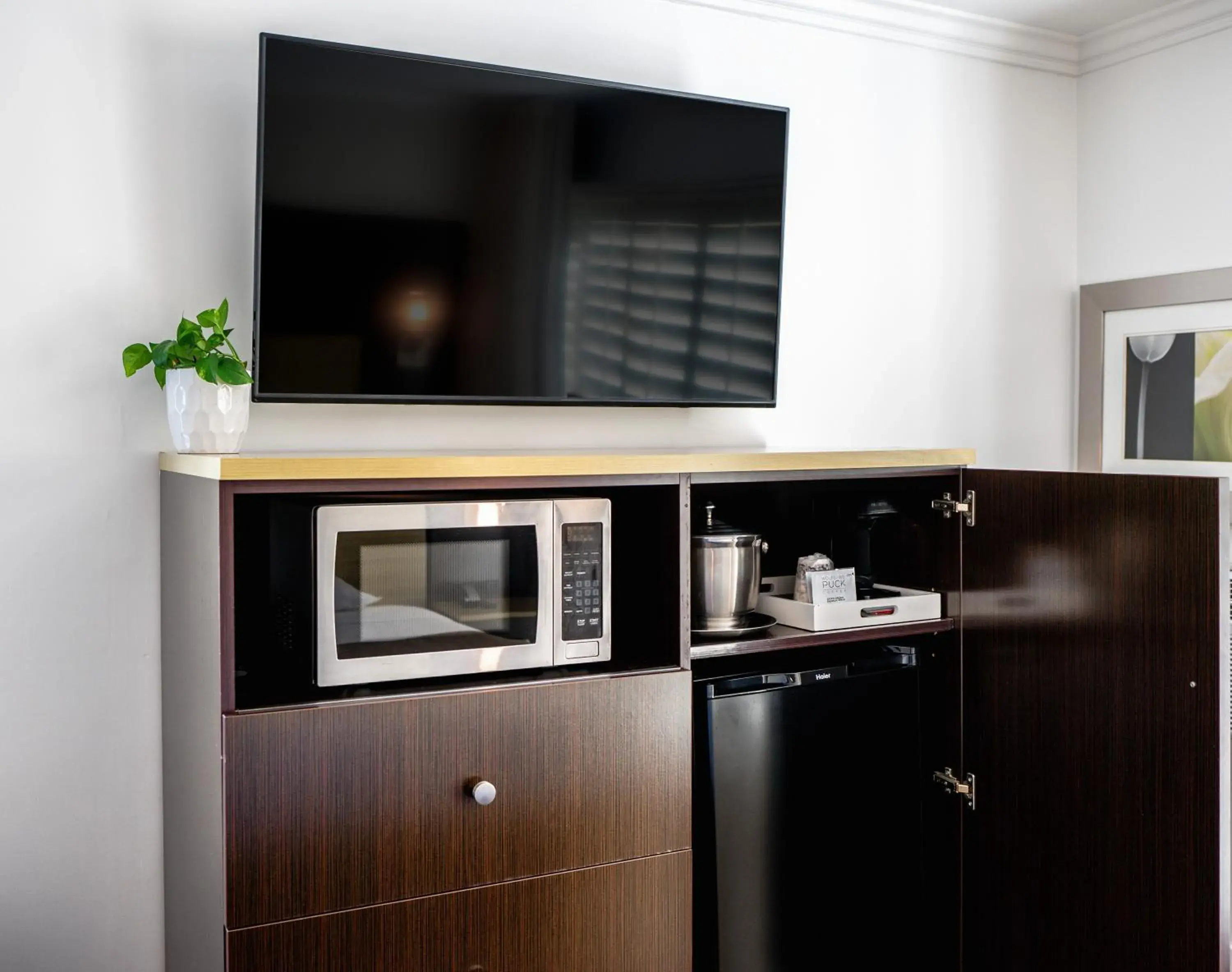 Coffee/tea facilities in Little Inn By The Bay Newport Beach Hotel Coffee/tea facilities in Little Inn By The Bay Newport Beach Hotel