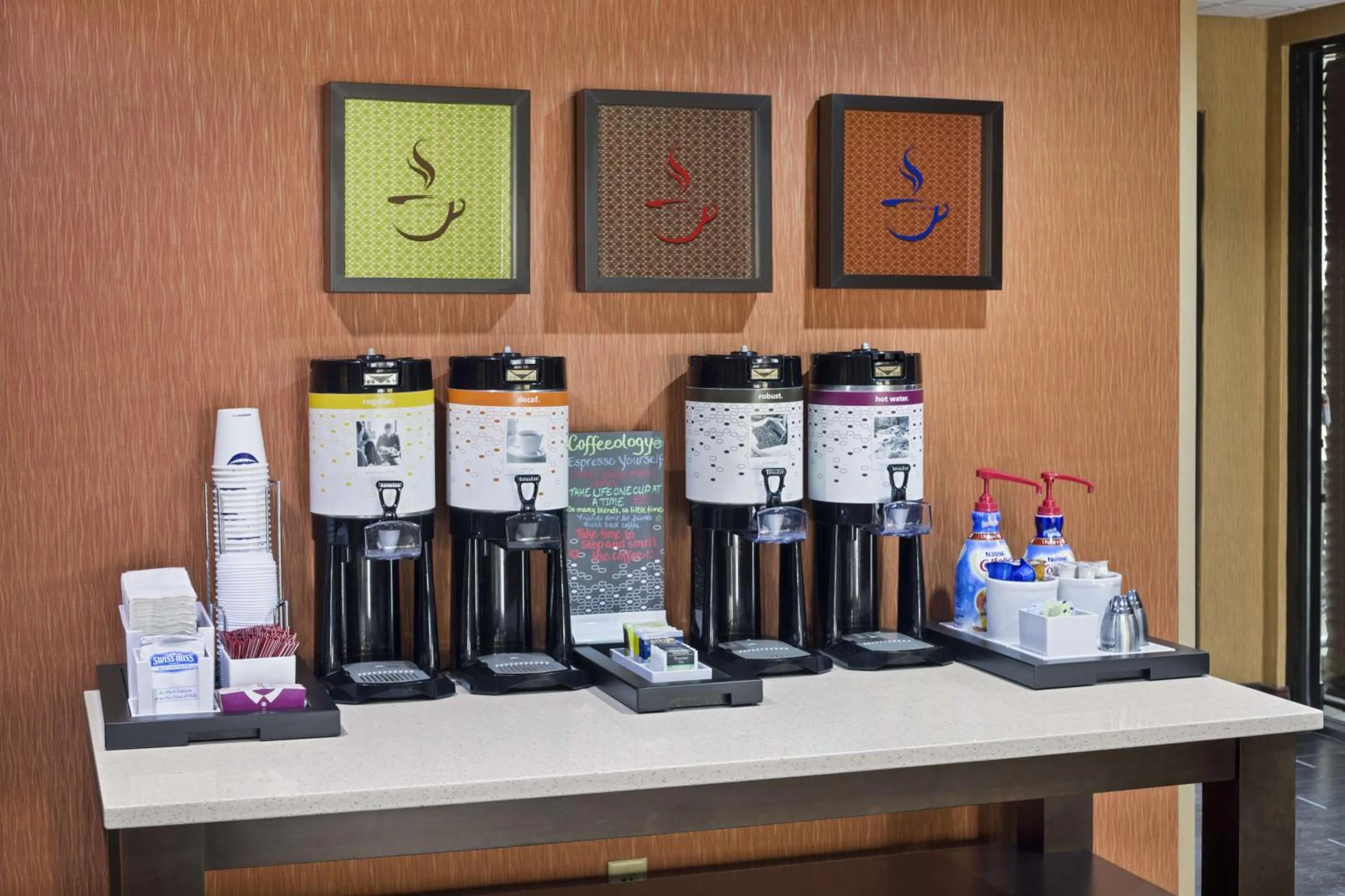 Dining area in Hampton Inn Hinesville