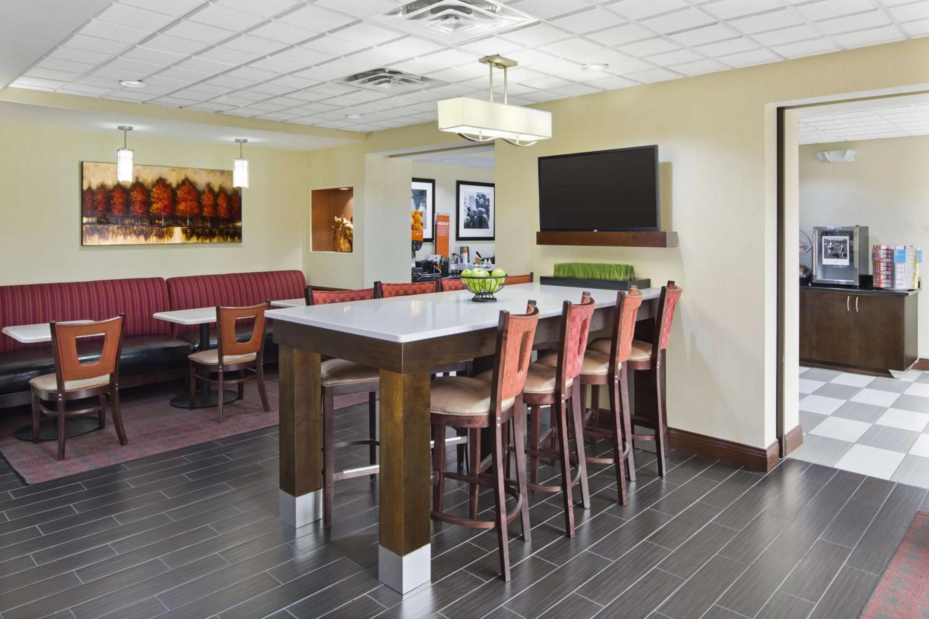 Dining area in Hampton Inn Hinesville