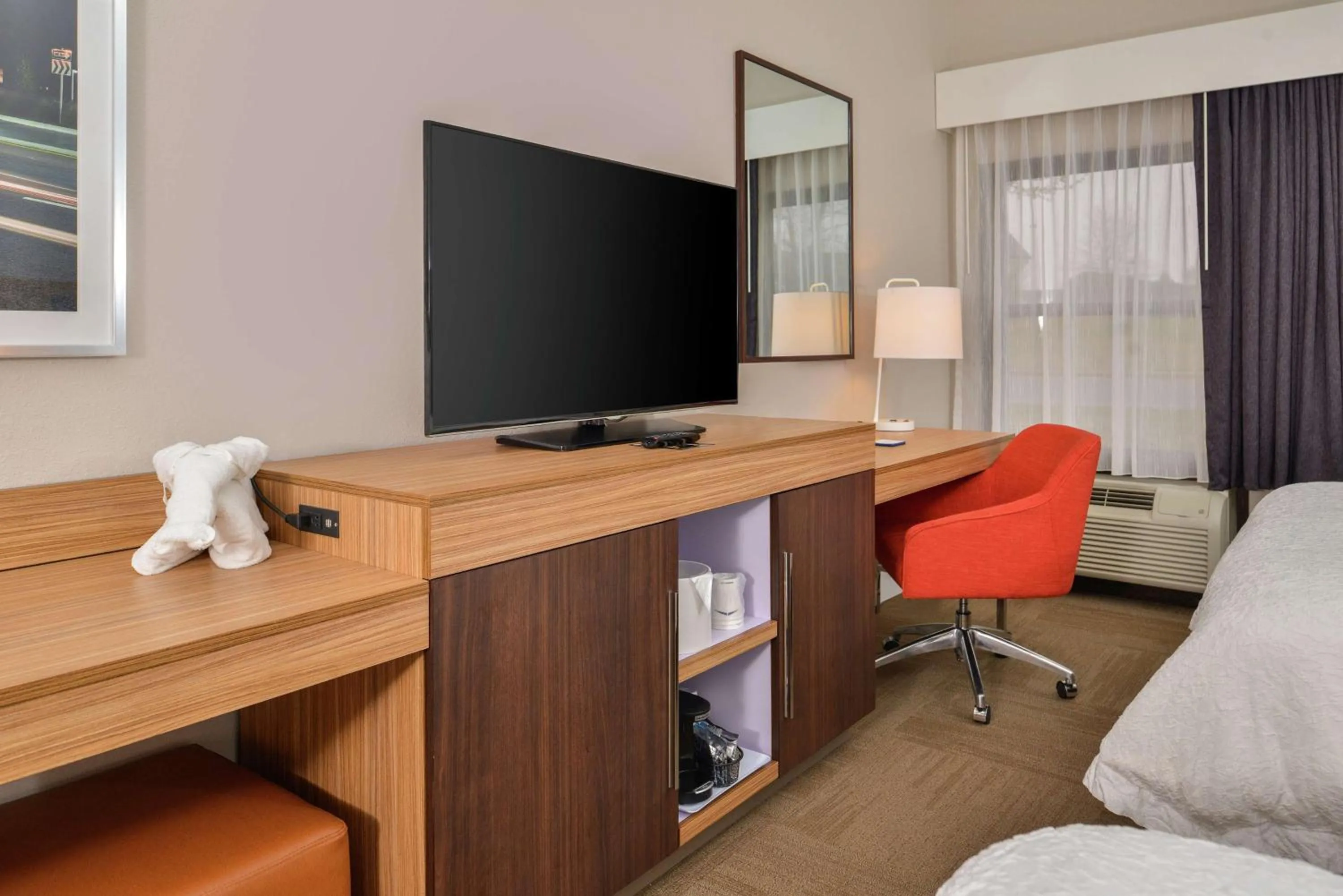 Bedroom in Hampton Inn Raleigh Clayton I-40 Garner