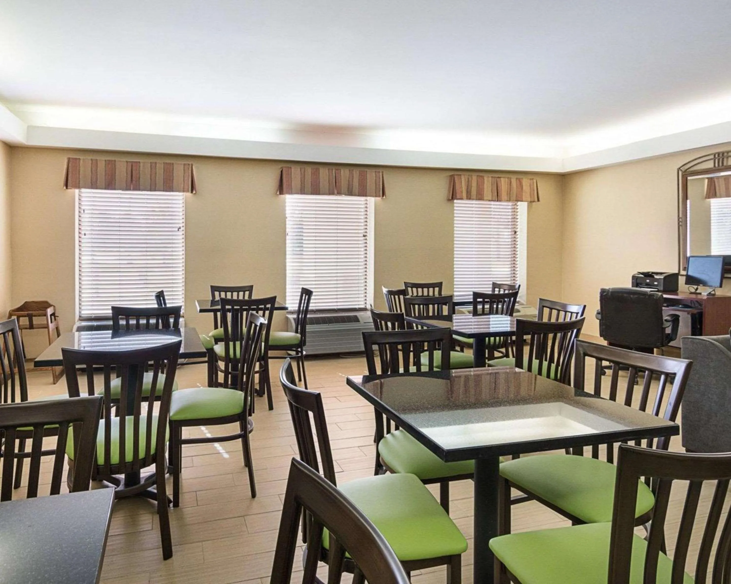 Restaurant/places to eat in Quality Inn Richmond Airport