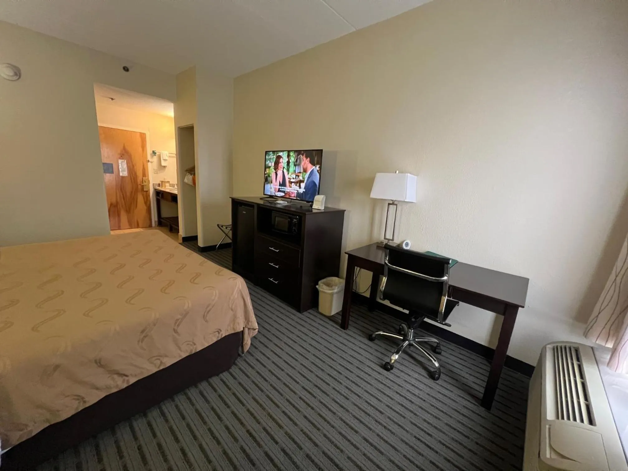 Bed in Quality Inn Richmond Airport