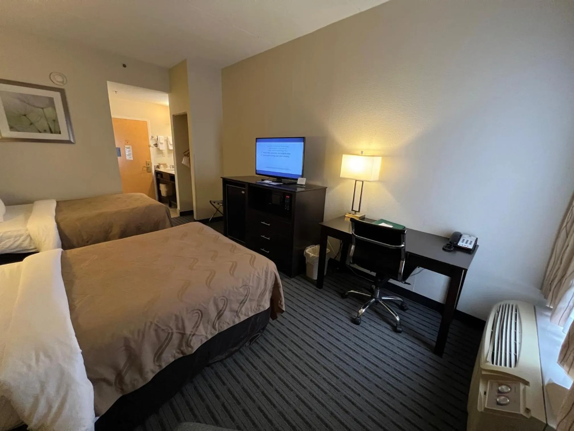 Bed in Quality Inn Richmond Airport